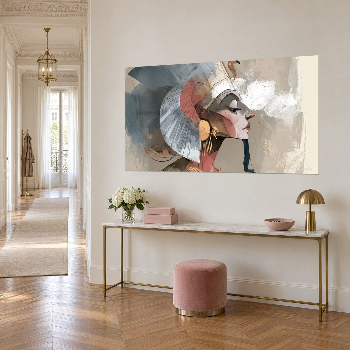 Cuadro reina egipcia con mirada maquillada, pendiente dorado, tocado gris y rosa, colgado sobre una consola dorada, vista de tres cuartos