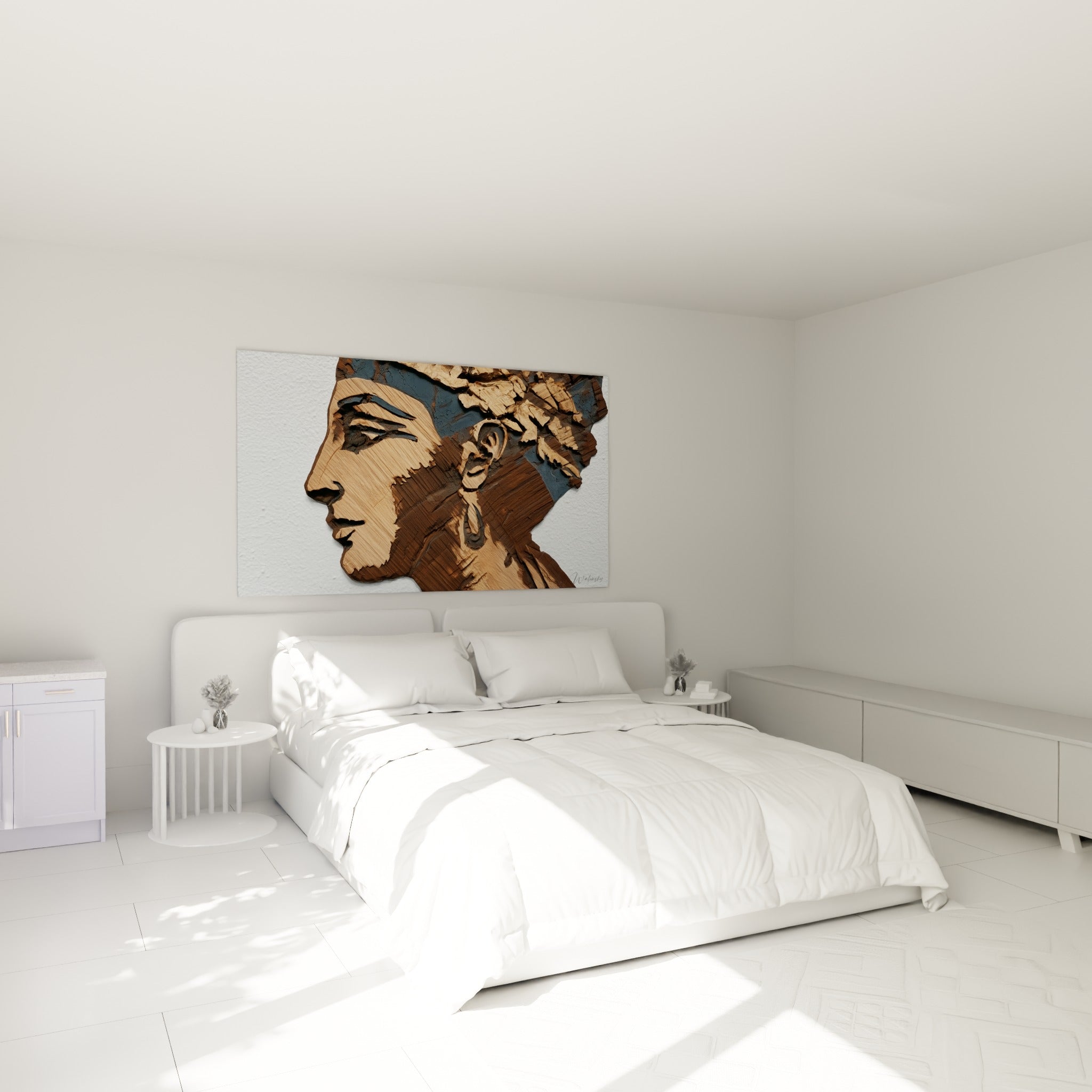 Visage antique brun et bleuté au relief sculpté, accroché au-dessus d'un lit dans une chambre claire