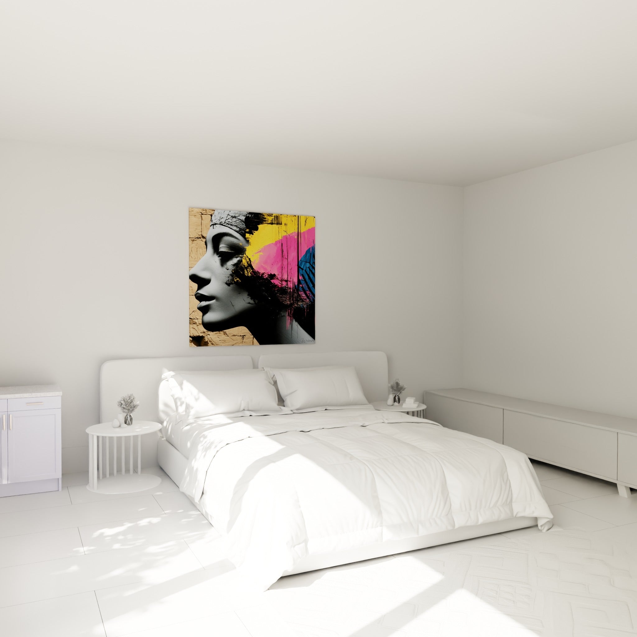 Visage antique gris et rose fauve accroché au-dessus d'un lit dans une chambre claire