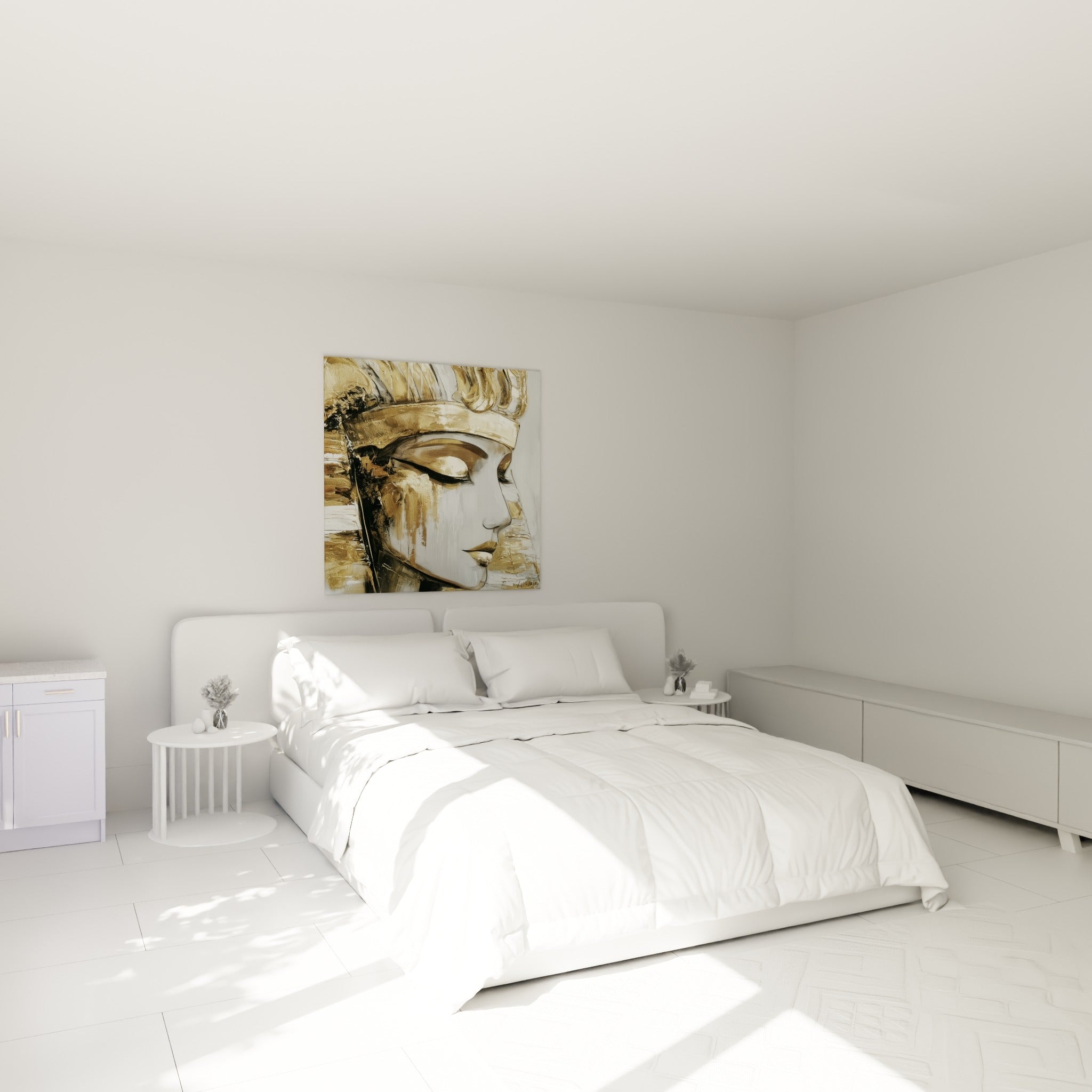 Visage égyptien doré aux yeux clos, coiffe blanche et or, au-dessus d'un lit dans une chambre claire
