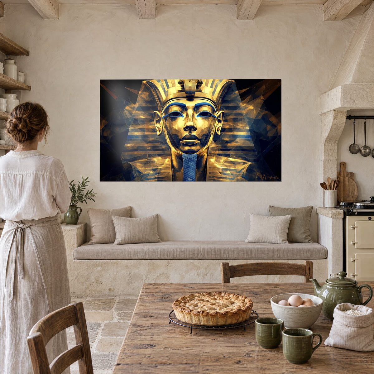 Tableau effigie royale d'Égypte, visage serein doré aux yeux cernés de bleu, éclats géométriques noirs, dans une cuisine de campagne