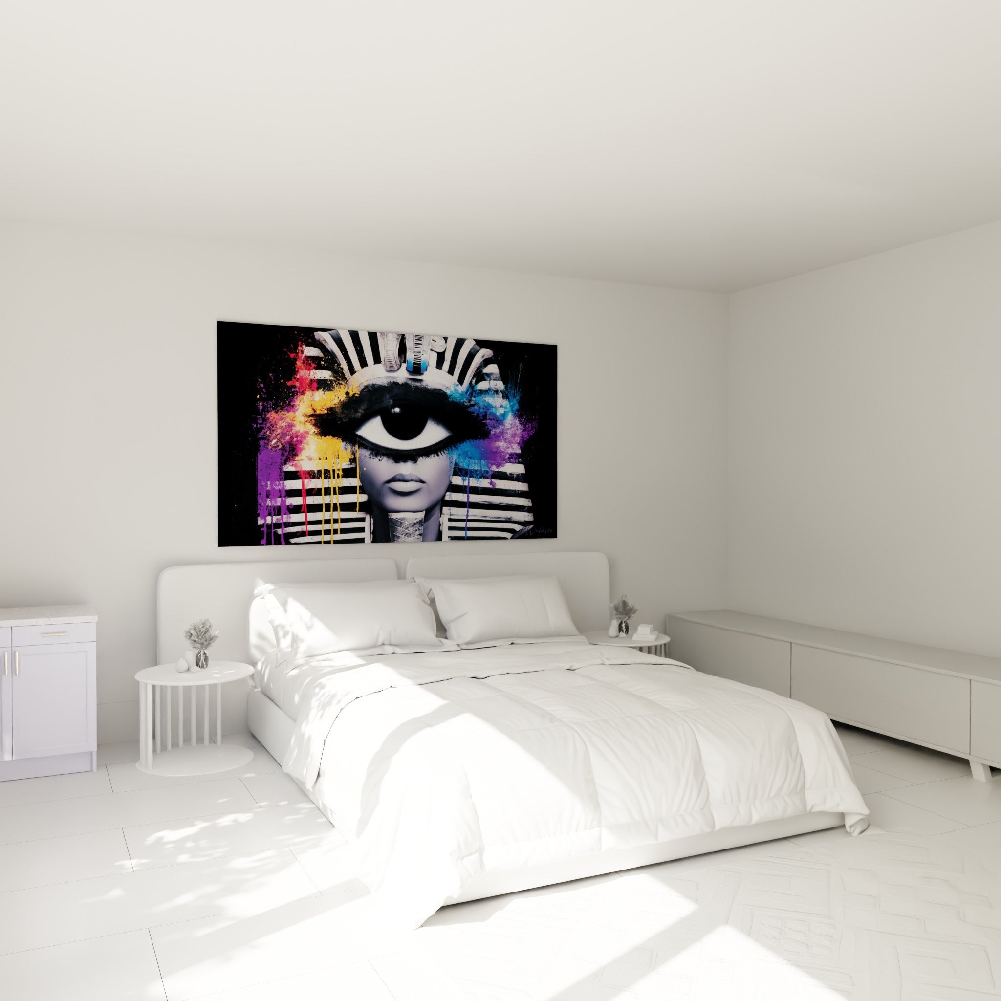 Visage pharaonique aux couleurs violettes et dorées, accroché au-dessus d'un lit dans une chambre claire