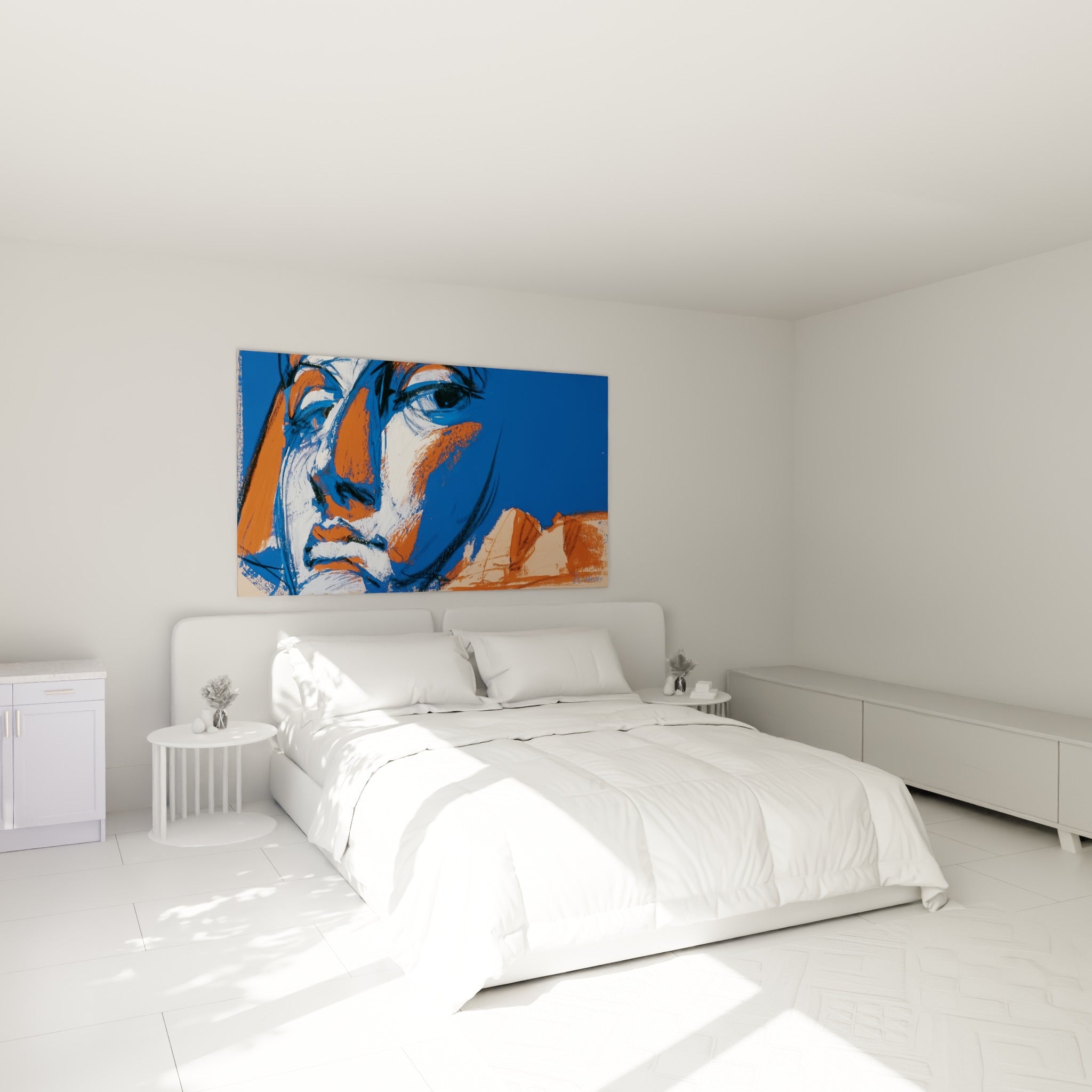 Portrait bleu et terracotta au regard baissé, accroché au-dessus d'un lit dans une chambre claire