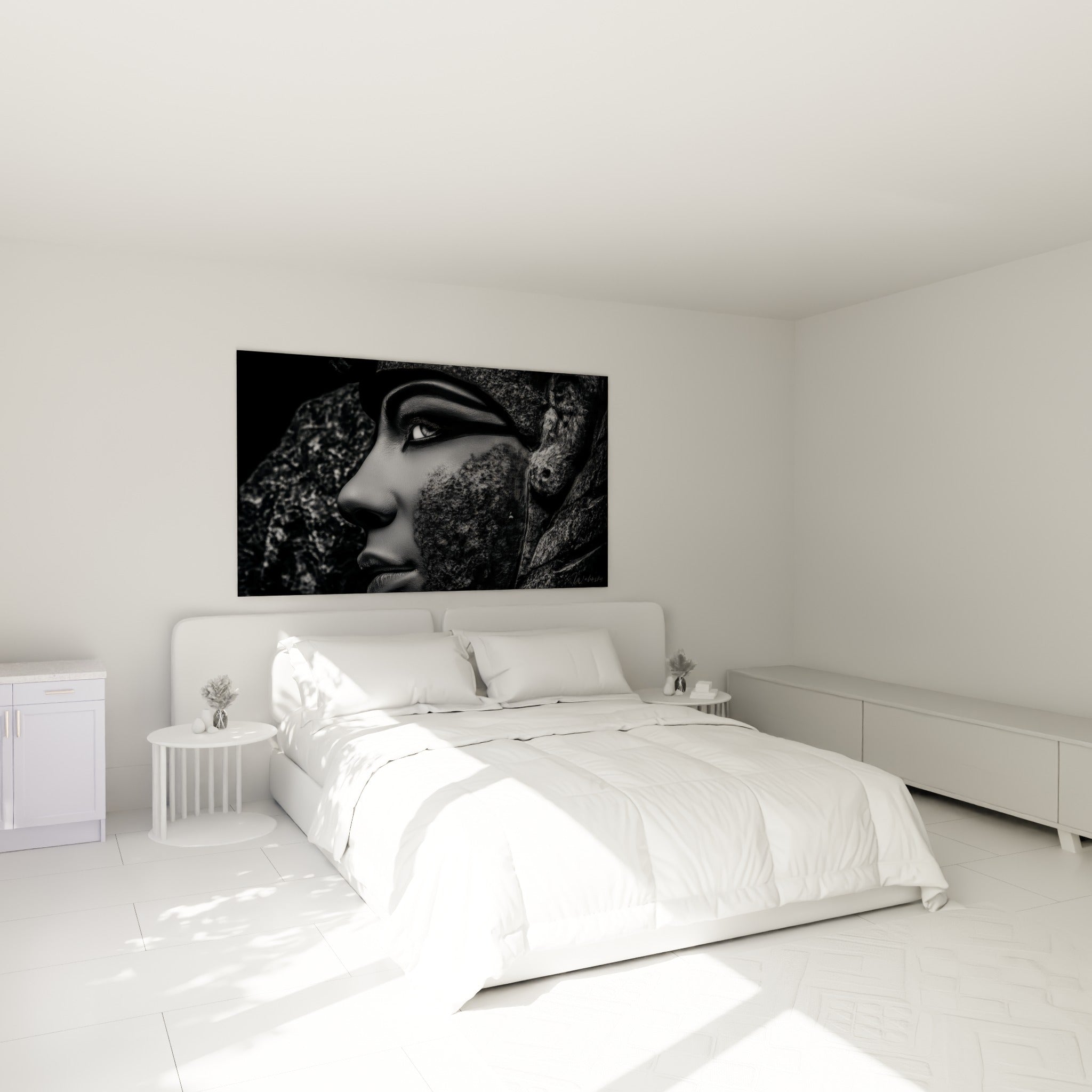 Visage égyptien anthracite et gris pierre accroché au-dessus d'un lit dans une chambre claire