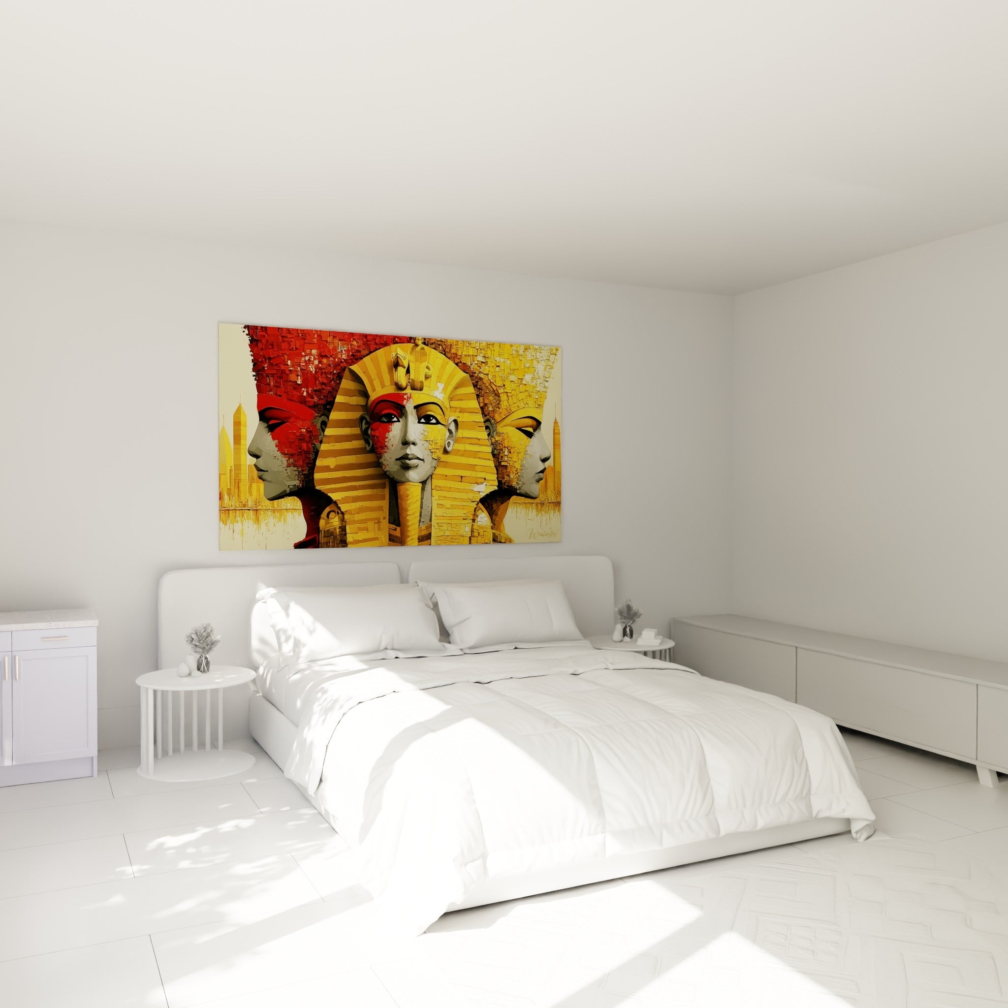 Visage pharaonique doré et rouge terracotta accroché au-dessus d'un lit dans une chambre claire