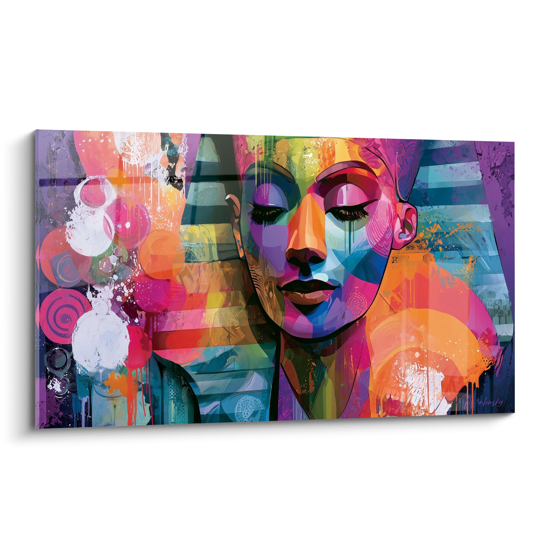 Visage pharaonique en facettes rose fuchsia et orange corail, coiffe bleu pétrole stylisée