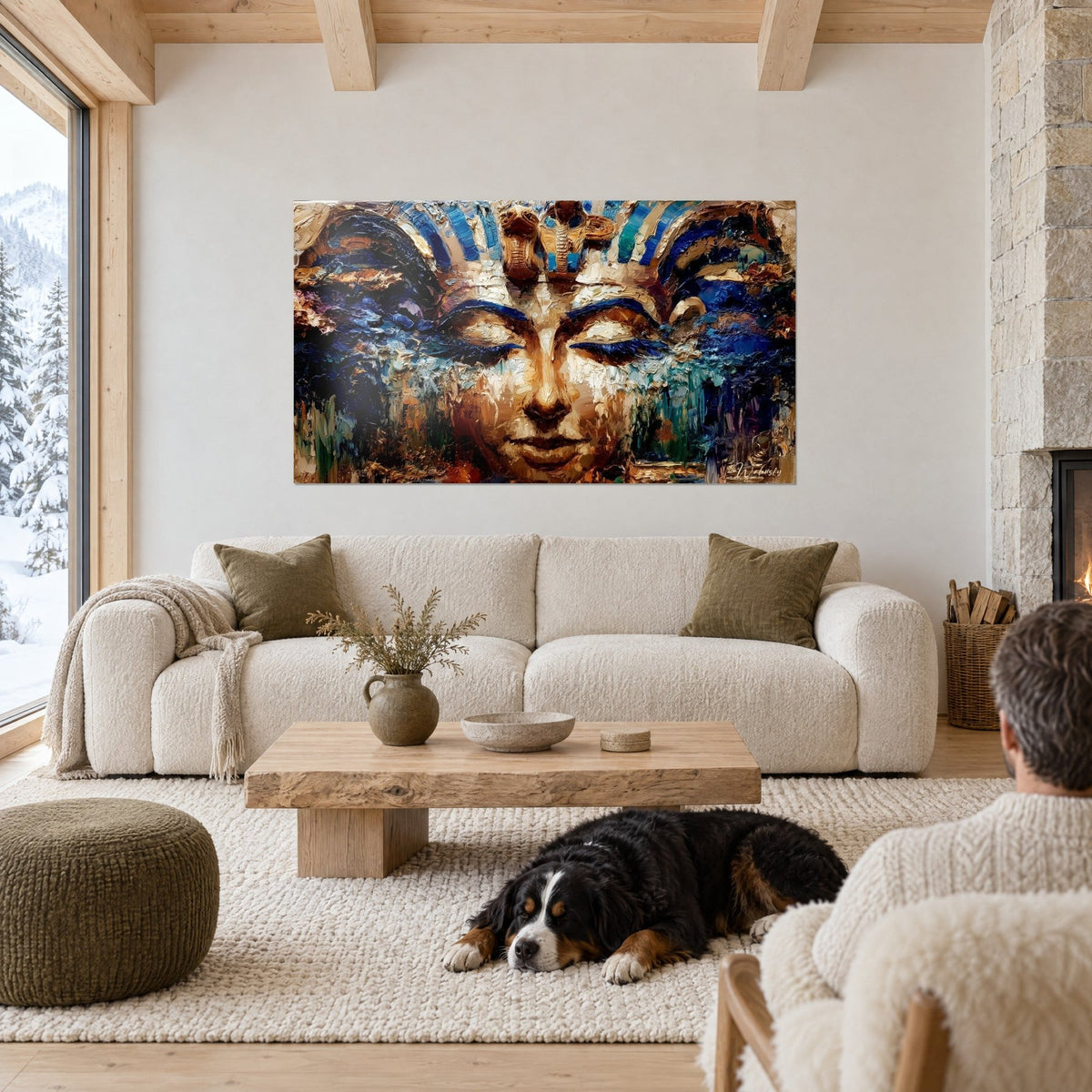Gemälde Pharao mit aufgerichteter Kobra, Kopftuch in Lapislazuli-Blau und Gold, geschlossene strukturierte Augenlider, über einem Sofa in einem hellen Wohnzimmer