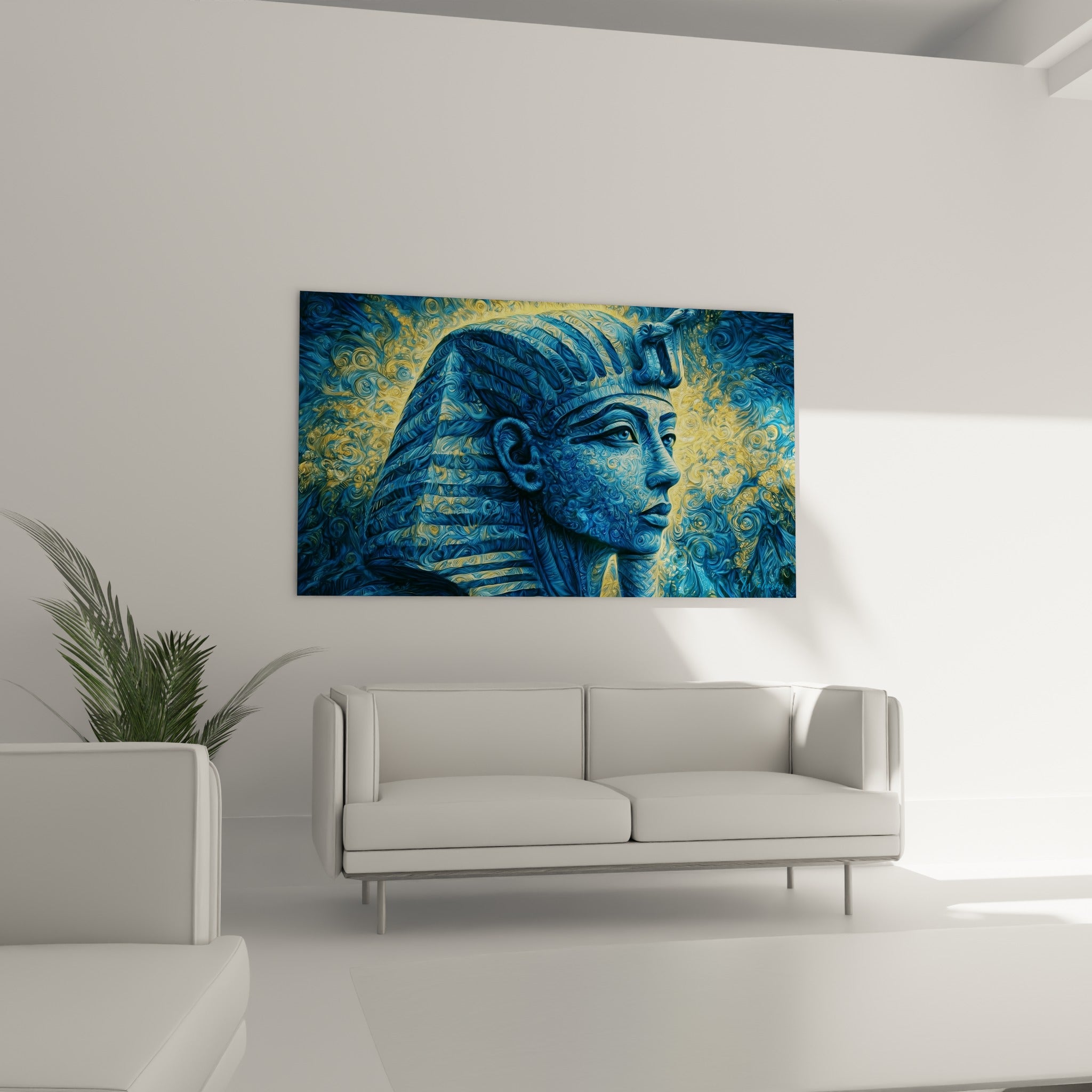 Visage royal égyptien aux teintes bleu nuit et dorées, suspendu au-dessus d'un canapé dans un salon lumineux