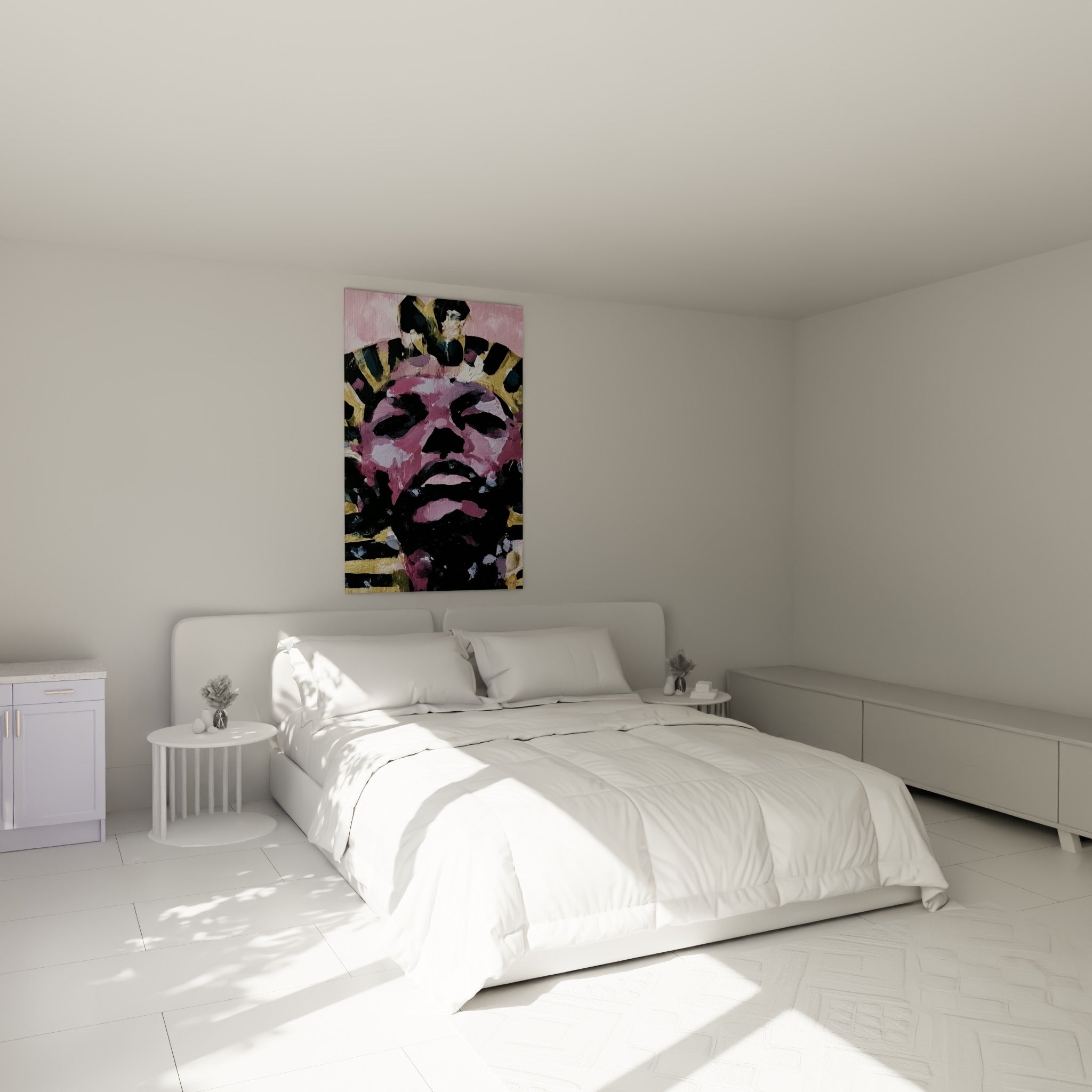 Visage égyptien en rose et doré, traits marqués au noir, au-dessus d'un lit dans une chambre claire