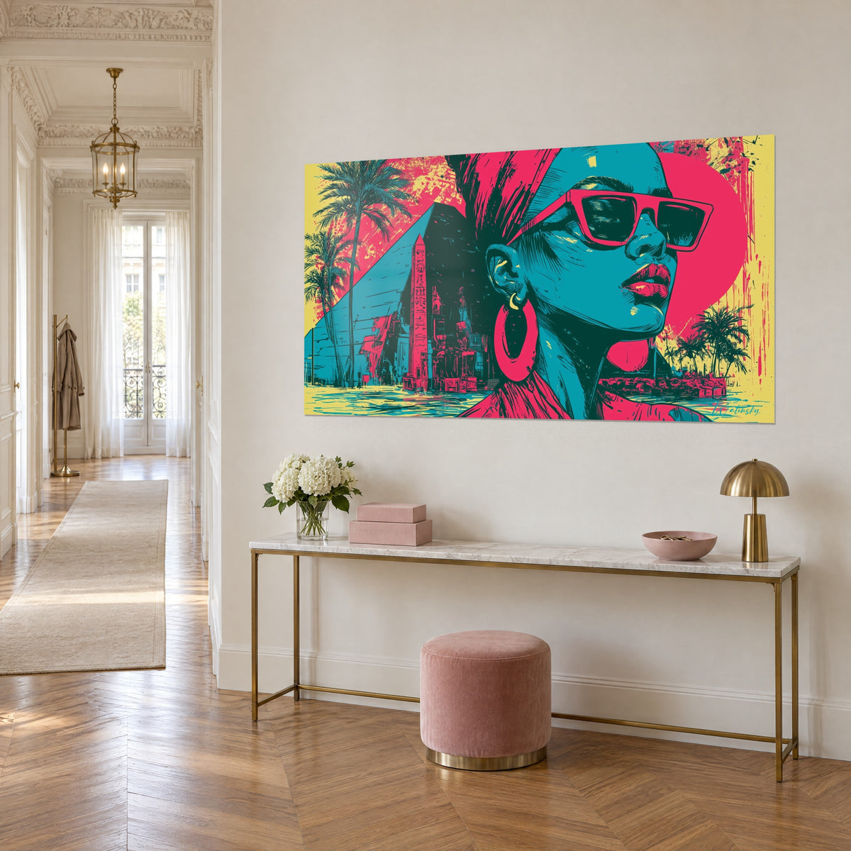 Schilderij gestileerd Egyptisch motief met grote rode ringen, koraalkleurige obelisk en gele palmbomen, op een beige muur, gouden console
