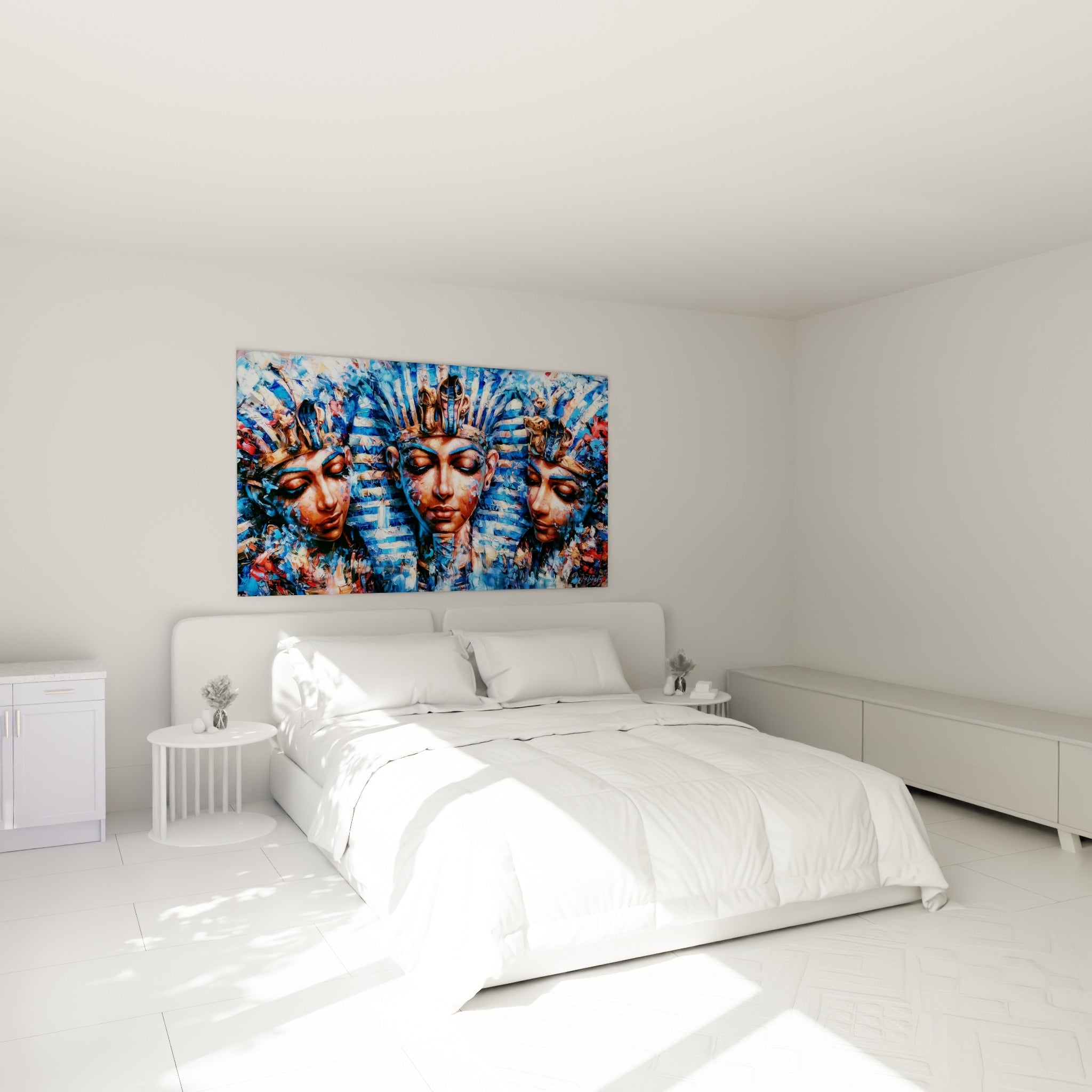 Figures pharaoniques bleu profond et cuivré au-dessus d'un lit dans une chambre claire