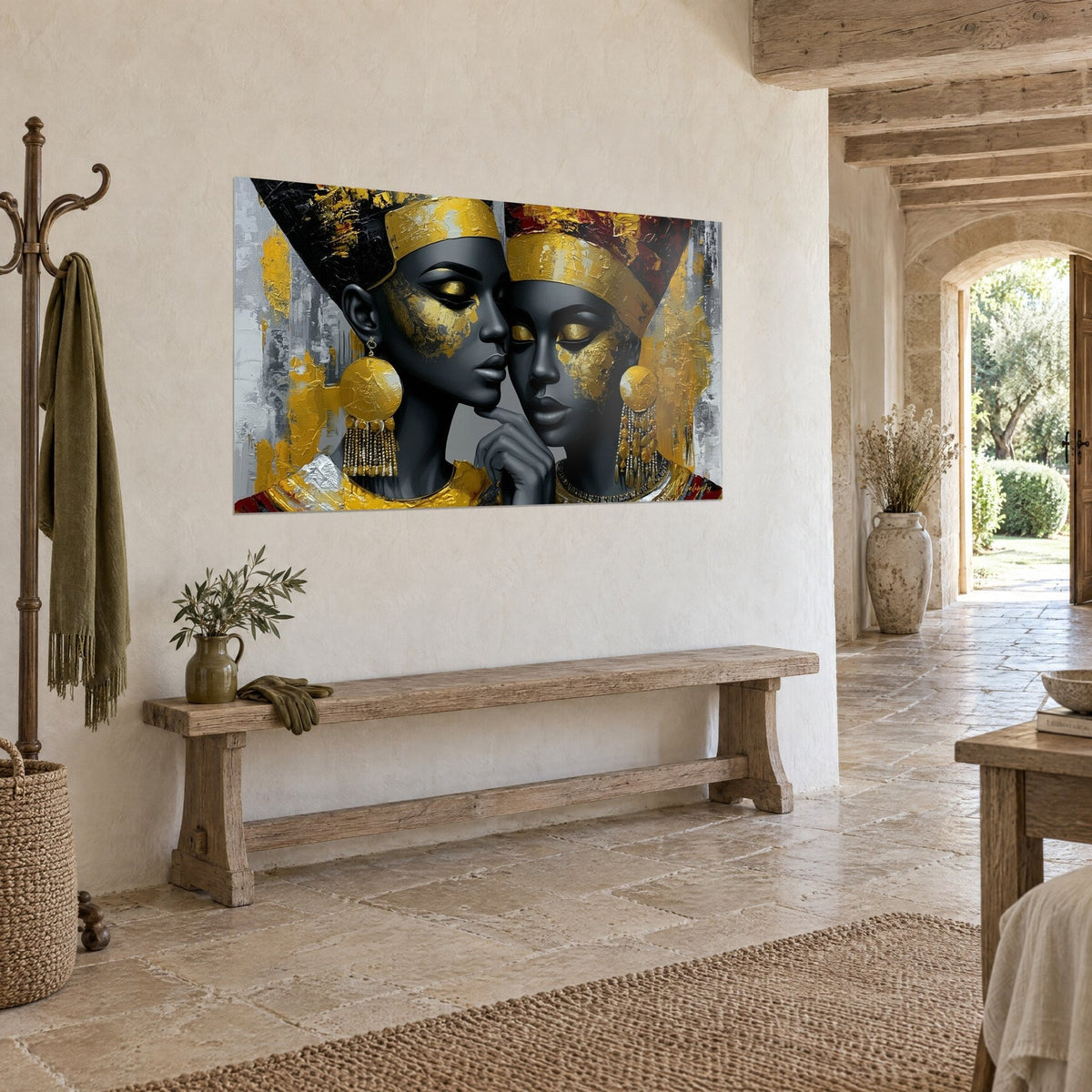 Schilderij van farao-heersers, wang tegen wang, gigantische gouden oorringen en granaatrode accenten op grijze achtergrond, driekwartzicht op een stenen muur