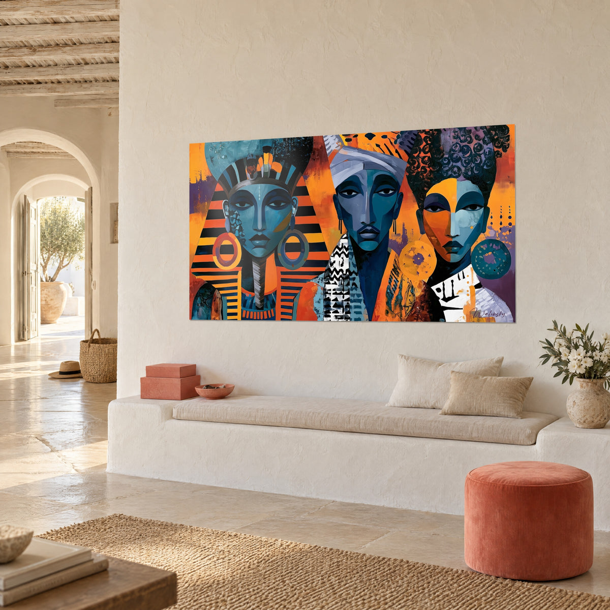 Schilderij van een koninklijke lijn met drie nachtblauwe maskers, oranje en violette achtergrond, duidelijke penseelstreken, crèmekleurige muur van een Mediterraan huis