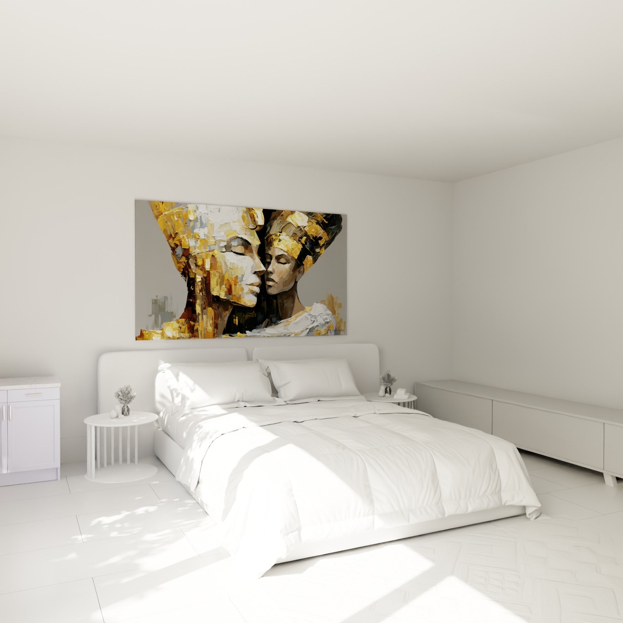 Visages dorés et ocre de reines égyptiennes accrochés au-dessus d'un lit dans une chambre claire
