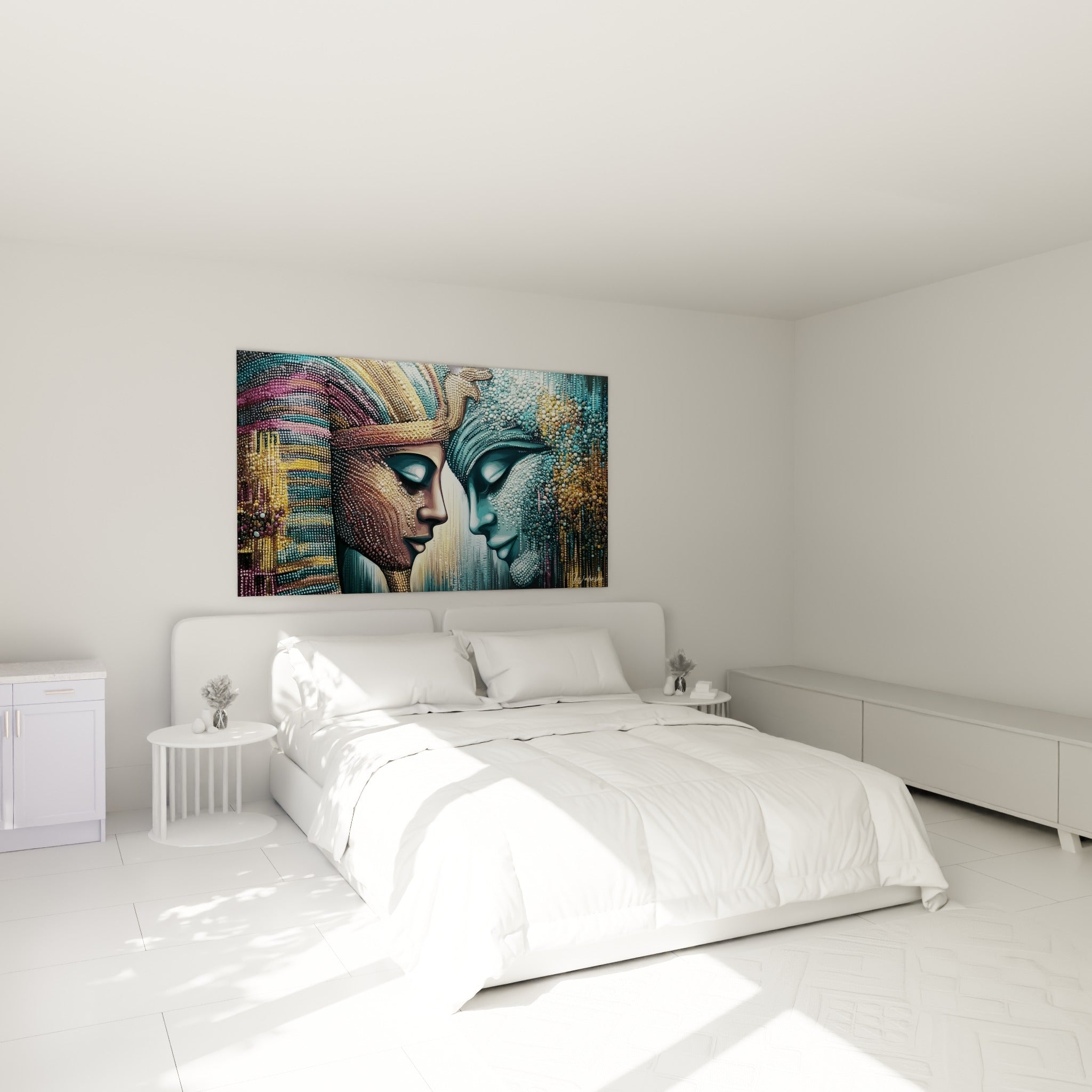 Visages égyptiens dorés et bleu turquoise accrochés au-dessus d'un lit dans une chambre claire