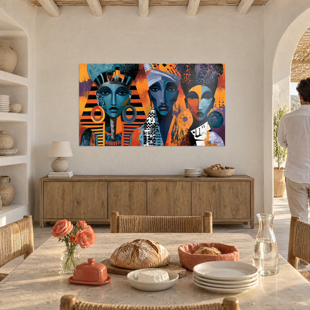 Schilderij met koninklijke effigies met amandelvormige zwarte ogen, oker- en turquoise oorbellen, oranje achtergrond, gewelfde eetkamer met witte stenen muren