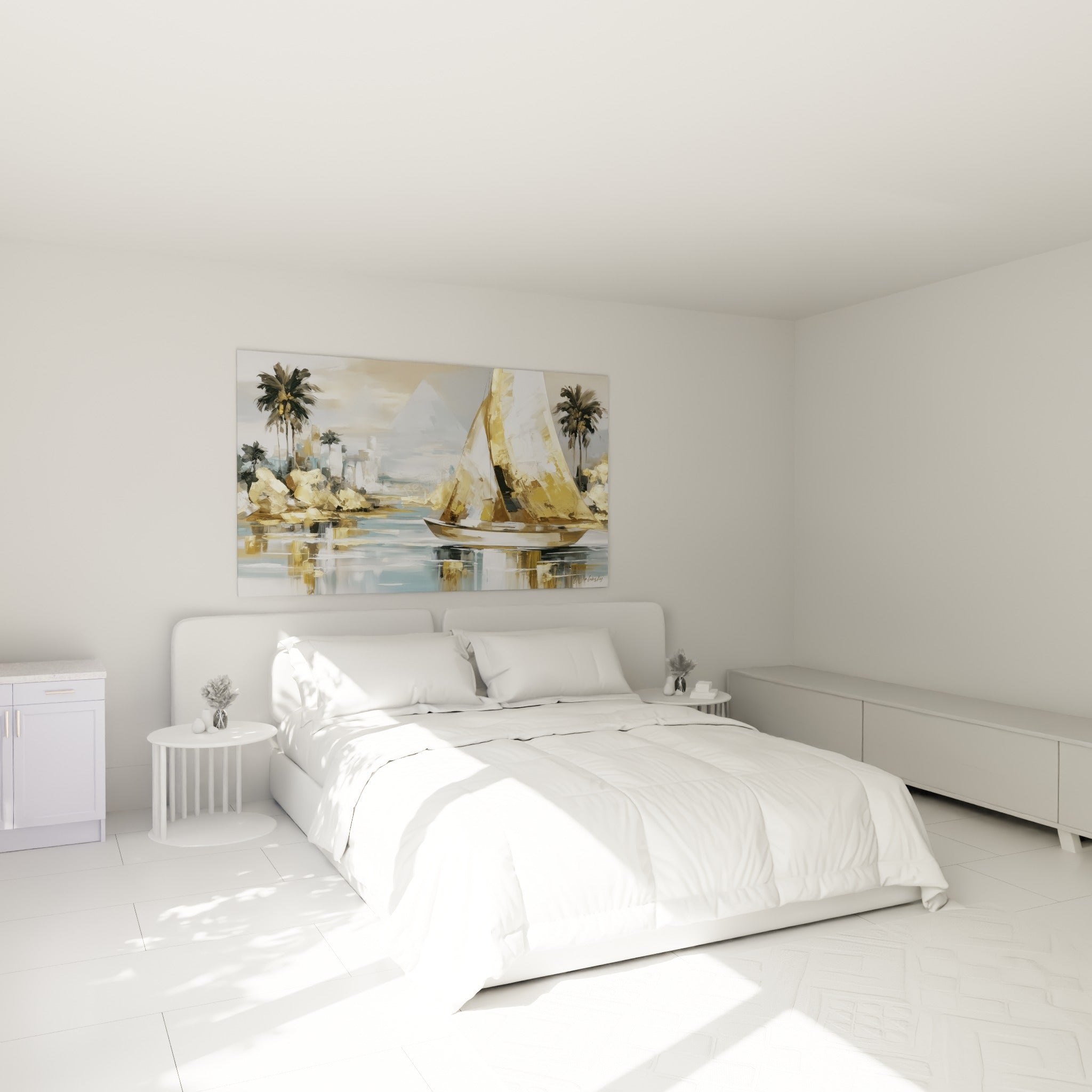Voiles dorées d'une felouque égyptienne au-dessus d'un lit dans une chambre claire