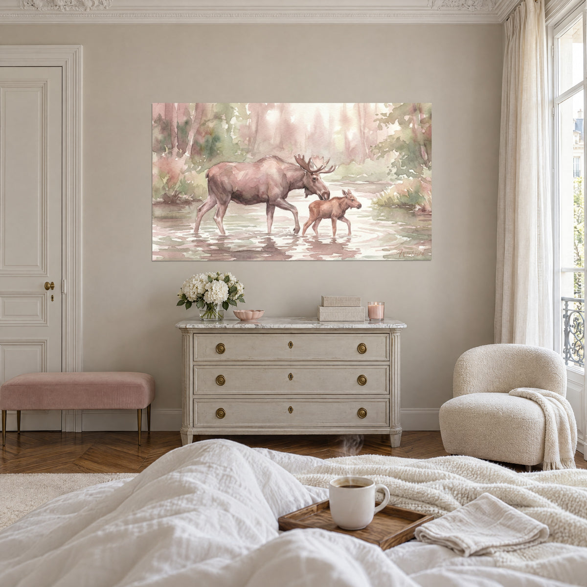 Gemälde Elch und sein Junges beim Durchwaten, Aquarell in rosigem Mauve und Wassergrün, über einem Bett in einem hellen Schlafzimmer