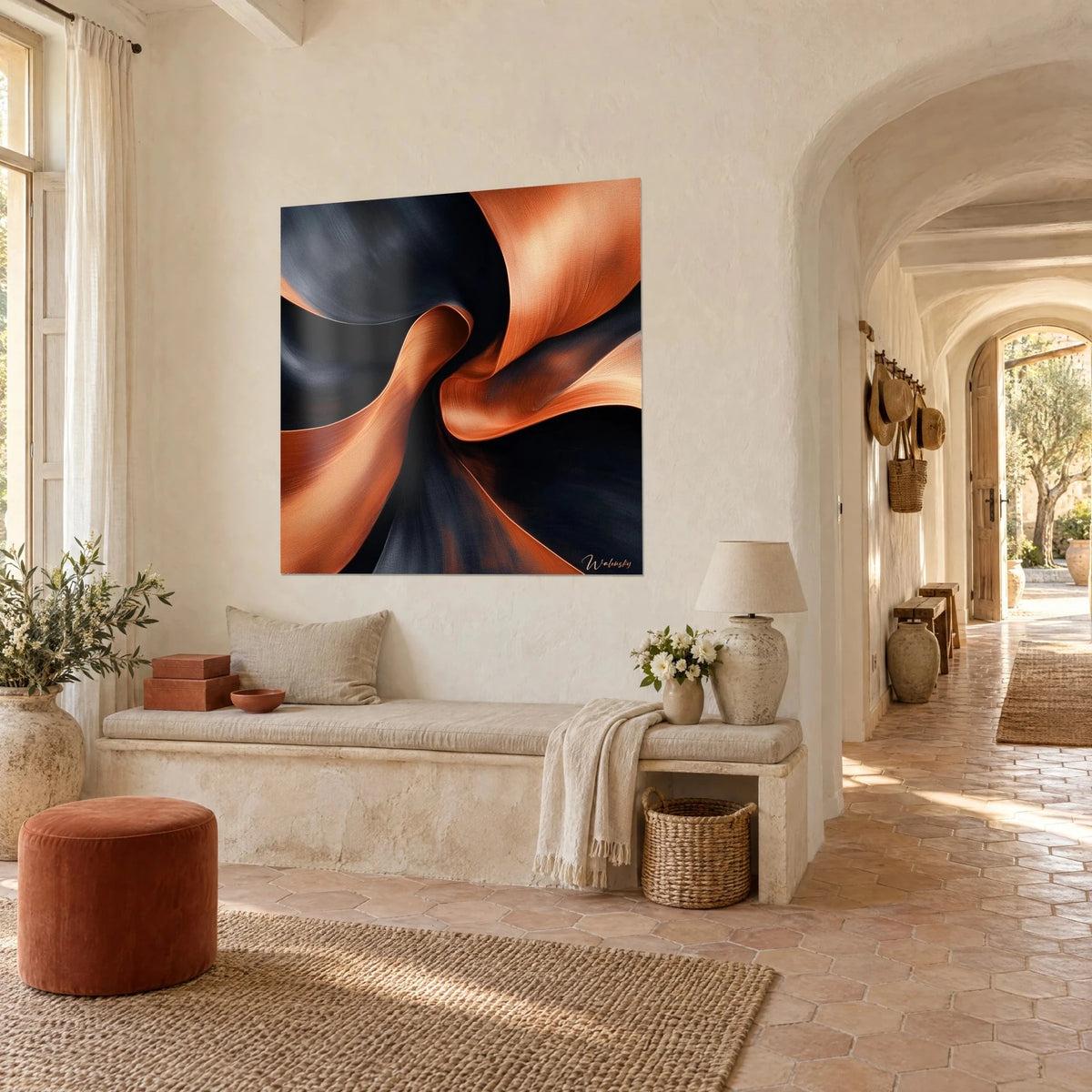 Tableau tourbillon abstrait aux plis orange brûlé sur fond bleu nuit, accroché près d'une arche en pierre, mas provençal