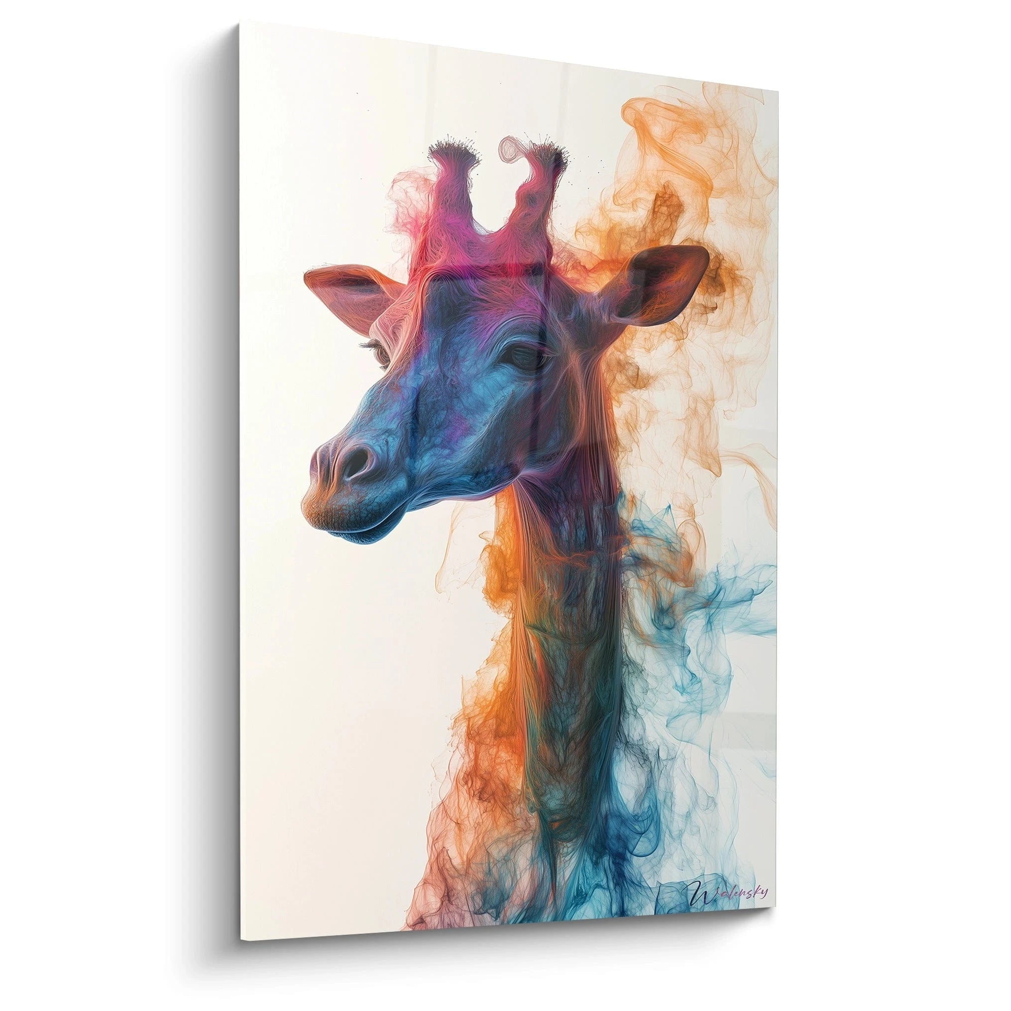 Un tableau girafe représentant une tête de girafe aux couleurs surréalistes bleu, orange et violet, dont le corps se transforme en fumée colorée avec des effets de dissolution et de volutes éthérées sur fond blanc.
