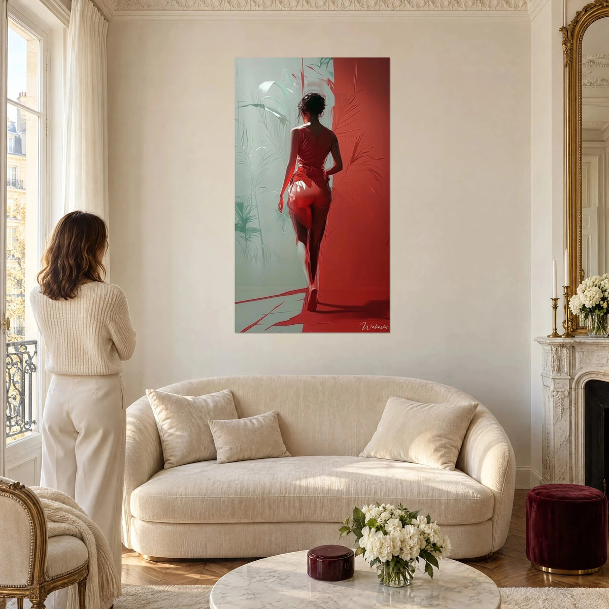 Quadro di una silhouette femminile di spalle in abito rosso, sfondo verde acqua, palme stilizzate, sopra un divano in un soggiorno luminoso