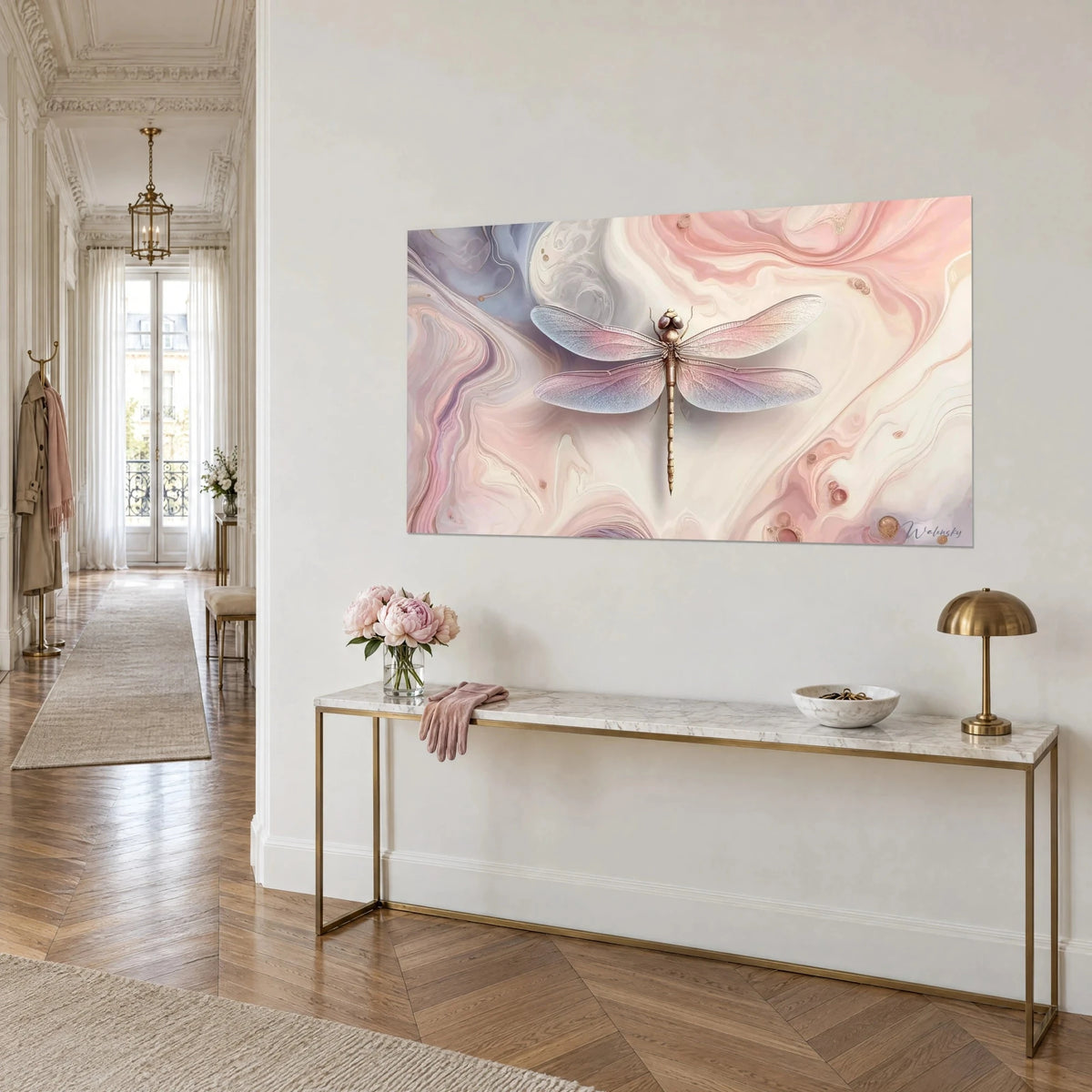 Schilderij insect met geribbelde vleugels in poederroze en lichtblauw, gouden lijf, witte muur en messing console, driekwartzicht