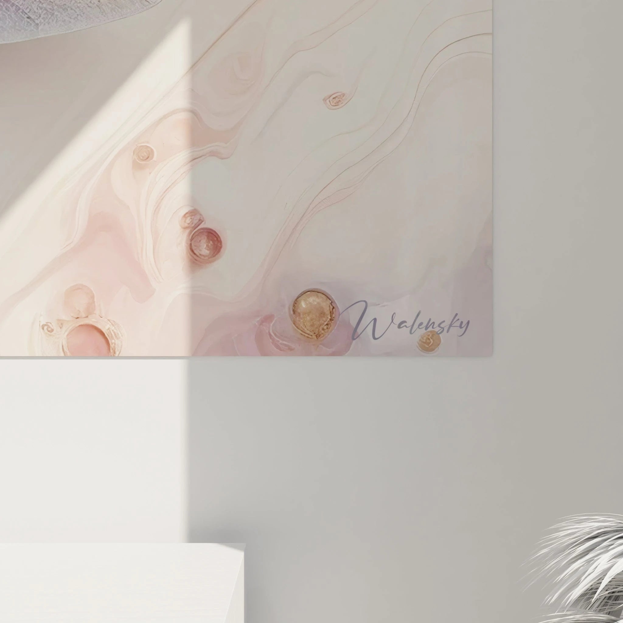 Un tableau abstrait de libellule dorée sur fond d'art marbré. Utilise des nuances de blanc ivoire, rose tendre, bleu pâle et or. La texture associe motifs liquides tourbillonnants pour le fond avec petites inclusions dorées, et rendu naturaliste de l'insecte central, dont les ailes transparentes aux nervures fines contrastent avec le corps métallisé articulé.
