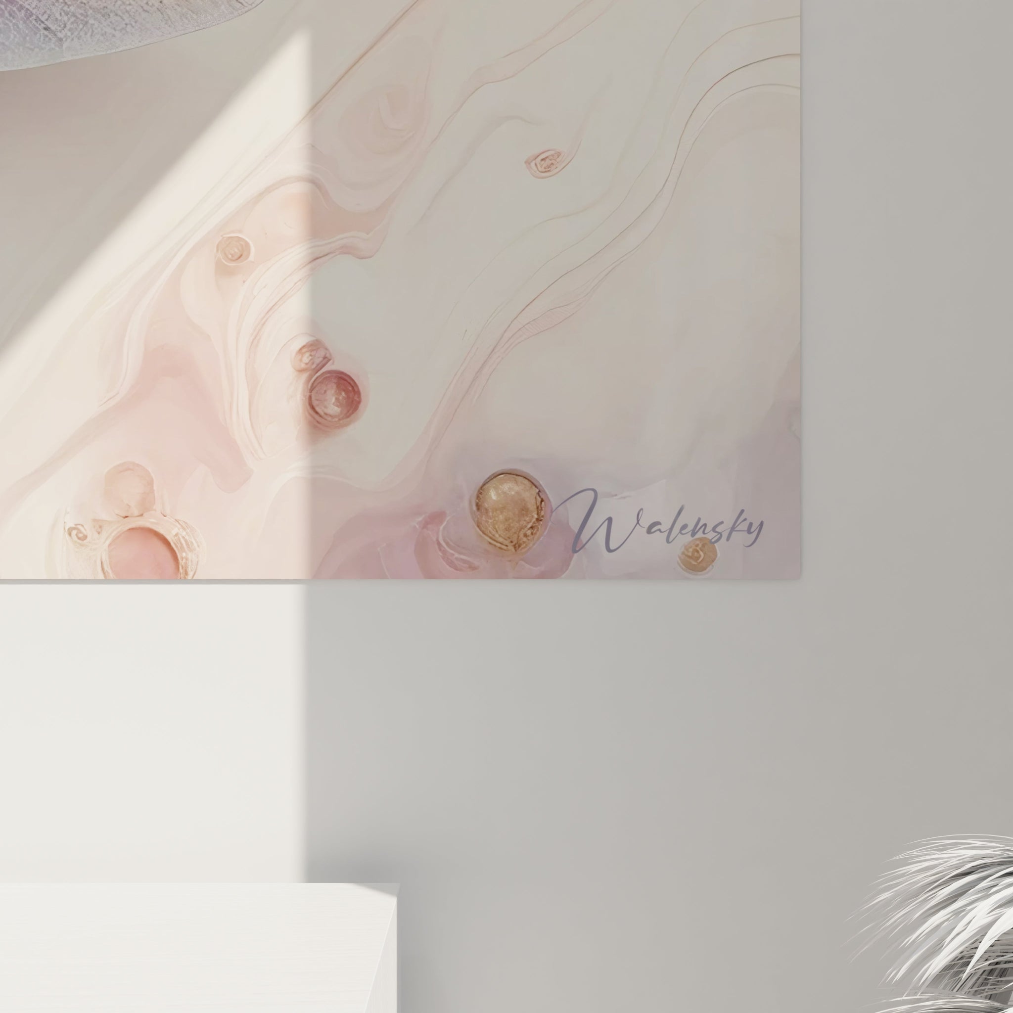 Un tableau abstrait de libellule dorée sur fond d'art marbré. Utilise des nuances de blanc ivoire, rose tendre, bleu pâle et or. La texture associe motifs liquides tourbillonnants pour le fond avec petites inclusions dorées, et rendu naturaliste de l'insecte central, dont les ailes transparentes aux nervures fines contrastent avec le corps métallisé articulé.
