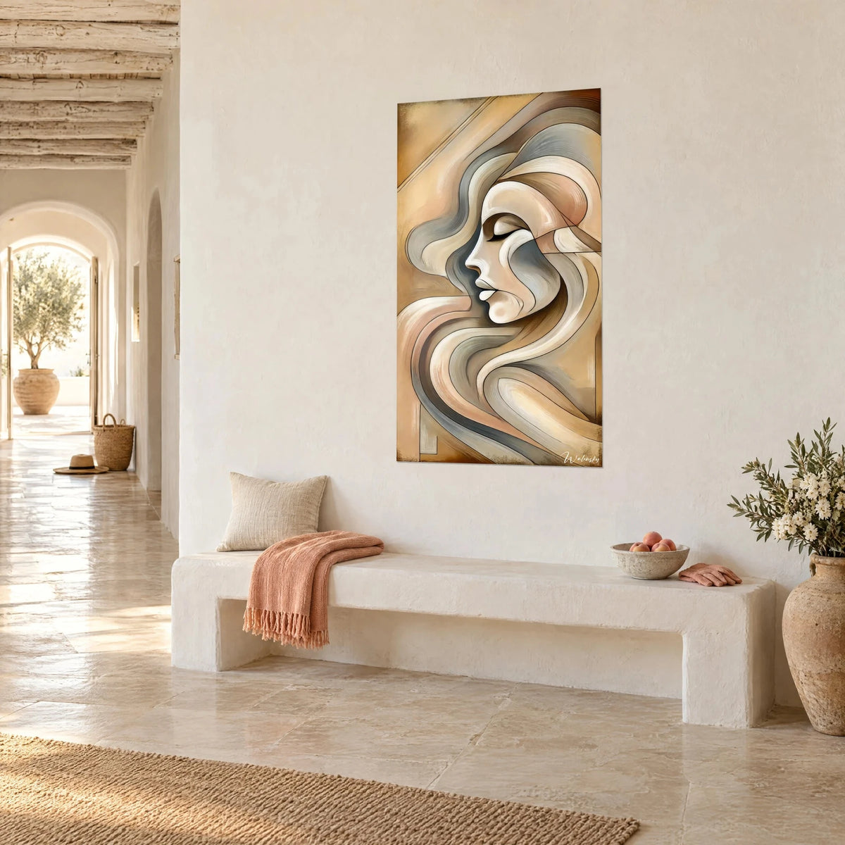 Gemälde eines stilisierten weiblichen Porträts, cremefarbene und puderrosa gewellte Haare, goldockerfarbener Hintergrund, an einer weißen Wand einer mediterranen Villa