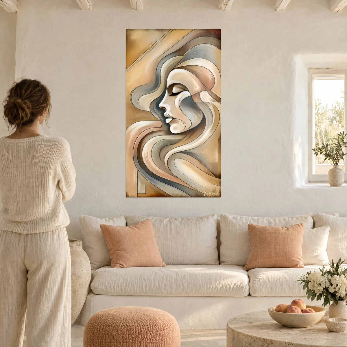 Gemälde einer Profilansicht mit geschlossenen Augenlidern, beige und perlgraue Locken, Frau von hinten, über einem Sofa in einem hellen Wohnzimmer