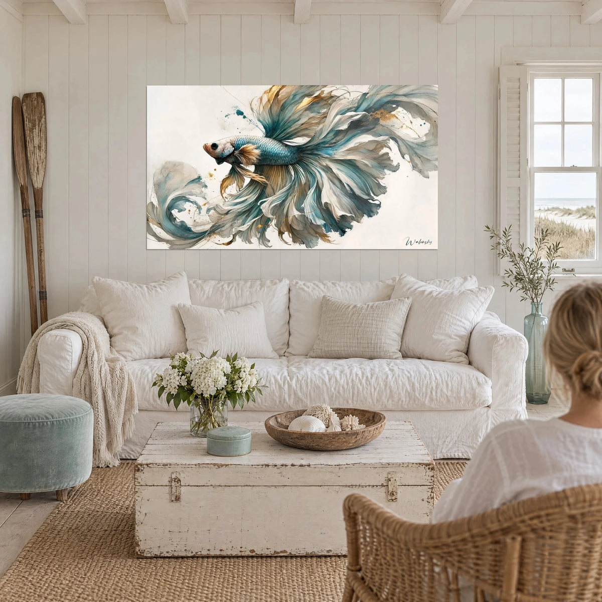 Tableau poisson combattant aux nageoires bleu sarcelle et or flottant, aquarelle, au-dessus d'un canapé dans un salon lumineux
