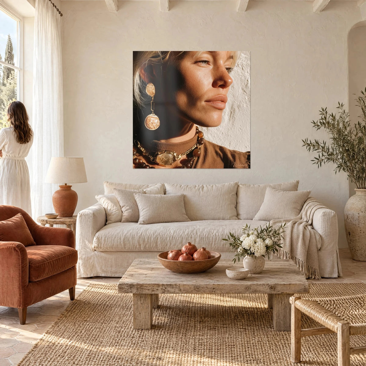 Gemälde Porträt einer blonden Frau im Profil, goldene Ohrringe, karamellfarbener Pullover, über einem Sofa in einem hellen Wohnzimmer