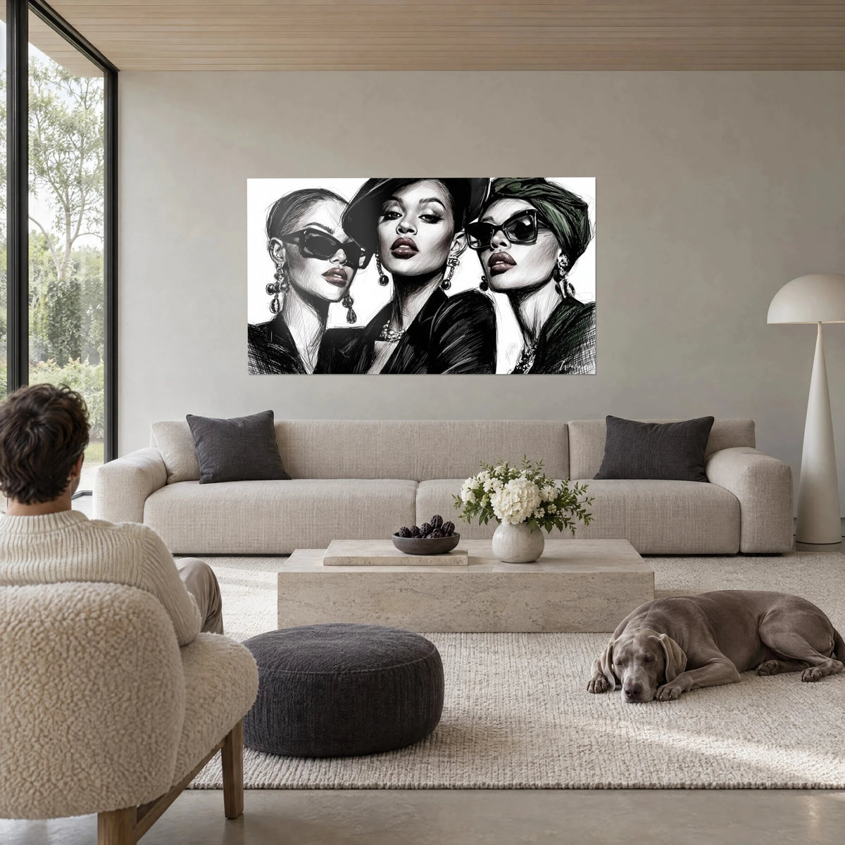 Gemälde Trio aus Mannequins mit schwarzer Sonnenbrille, bordeauxroten Lippen, dunkelgrünem Turban, schwarz-weißer Skizze, über einem Sofa in einem hellen Wohnzimmer