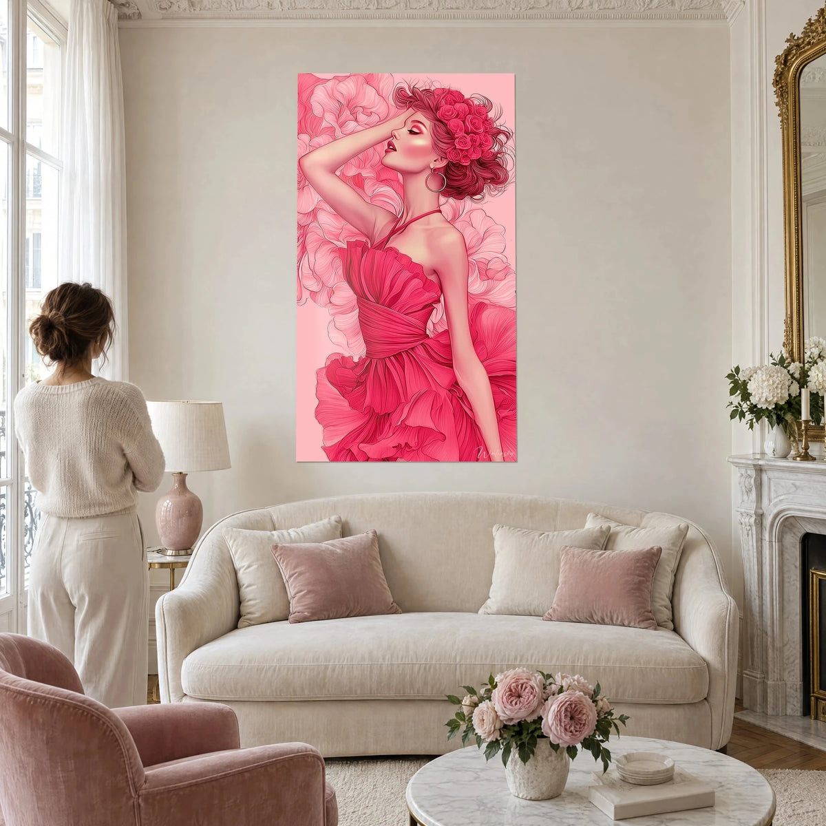 Gemälde einer eleganten Frau mit einem lockeren Knoten aus fuchsiafarbenen Rosen, Hand an der Stirn, Rüschenkleid in knalligem Rosa, über einem Sofa in einem hellen Wohnzimmer
