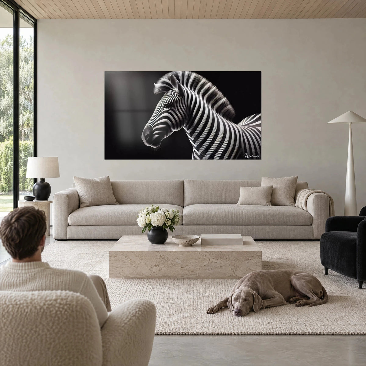 Tableau zèbre aux rayures ivoire et noir sur fond sombre, Weimaraner couché devant, au-dessus d'un canapé dans un salon lumineux