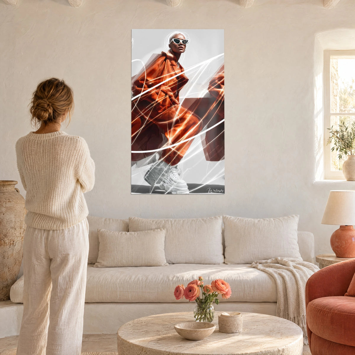 Gemälde Modepuppe im kupferfarbenen Overall und weißer Brille, leuchtende Linien, im Wohnzimmer über einem Sofa in hellem Salon