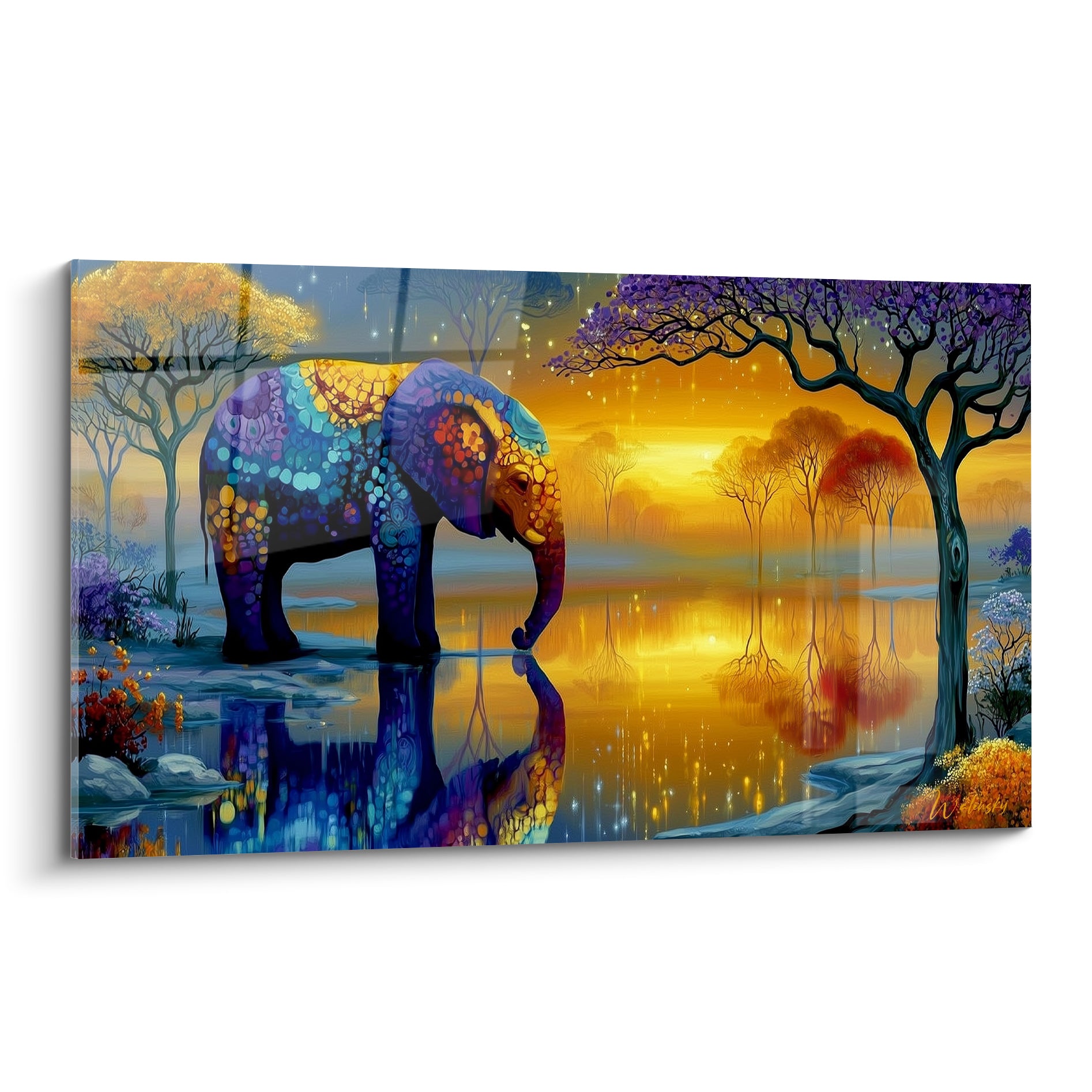 Éléphant mosaïqué bleu marine et doré s'abreuvant devant un coucher de soleil flamboyant