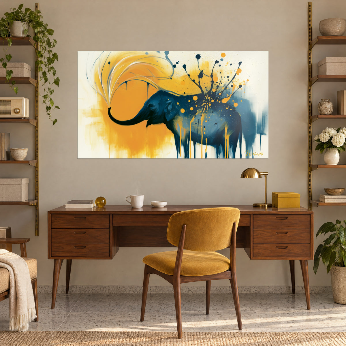 Gemälde stilisierter Elefant in Petrolblau, leuchtend orangefarbene Fläche und schwarze Tintenspritzer, über einem Holzschreibtisch und einem senfgelben Stuhl