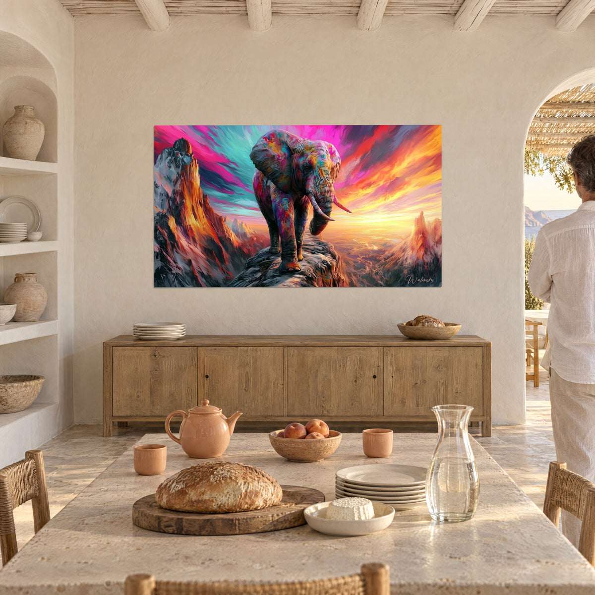 Quadro di gigantesca bestia multicolore ergersi sulla roccia, valle dorata in basso, di fronte a una figura di spalle in una sala da pranzo