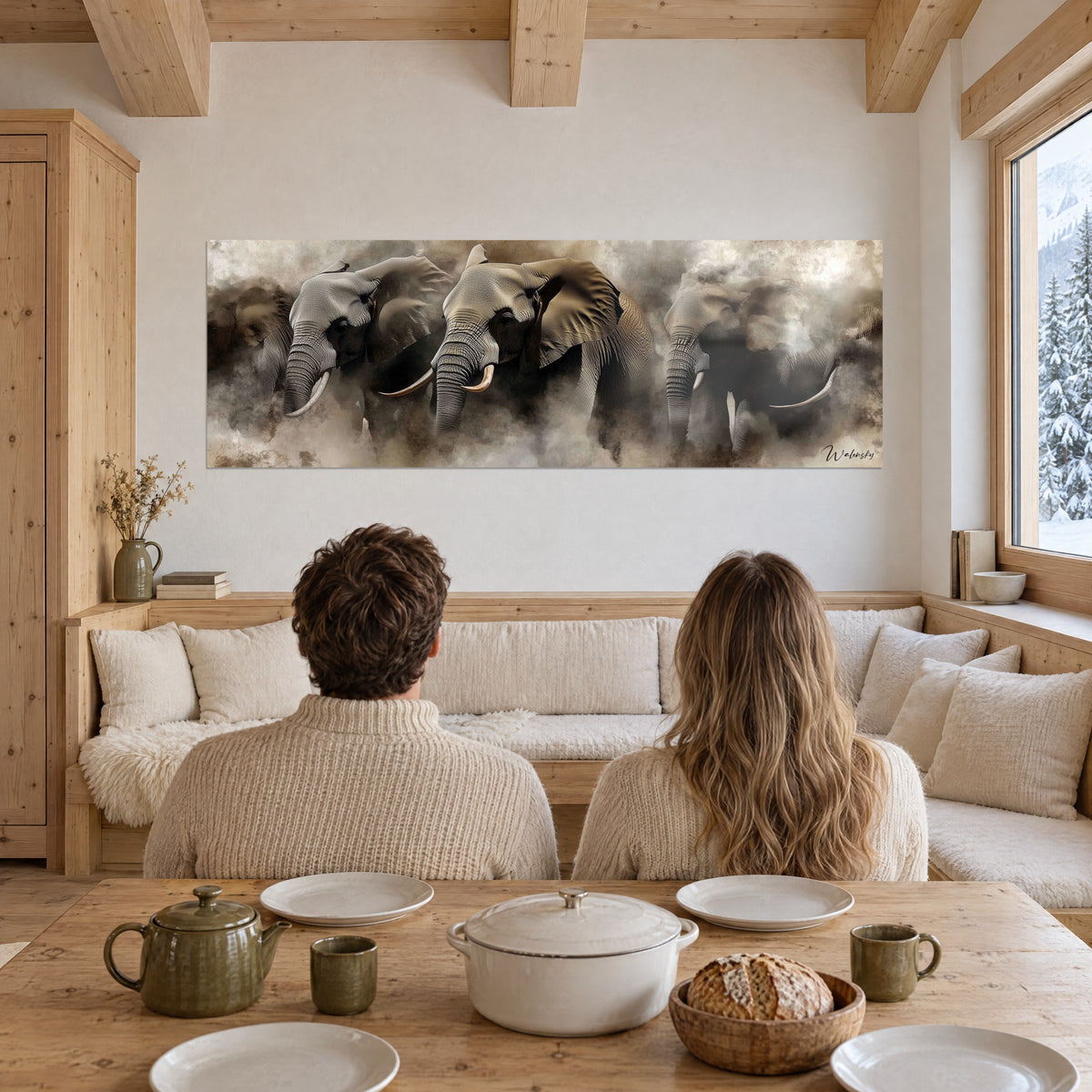 Schilderij olifanten die opduiken uit een stoffige beige en bruine nevel, een koppel van achteren voor de muur van dit berghuis