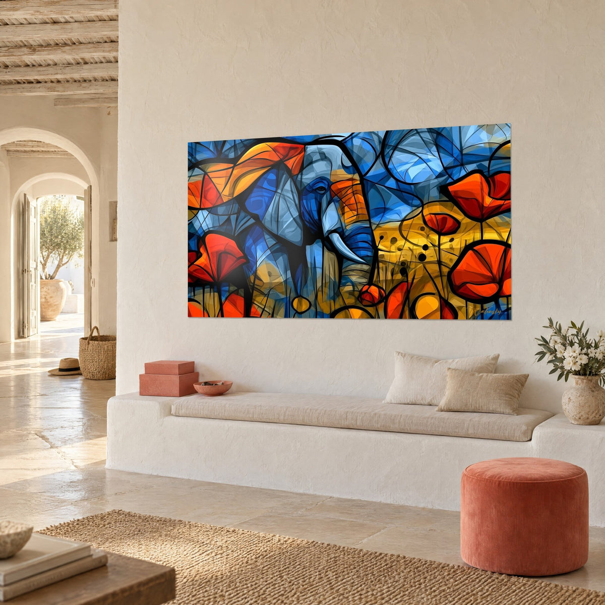 Gemälde Dickhäuter mit elfenbeinfarbenen Stoßzähnen inmitten roter Mohnfelder und ockergelber Töne, an einer weißen Wand eines mediterranen Hauses