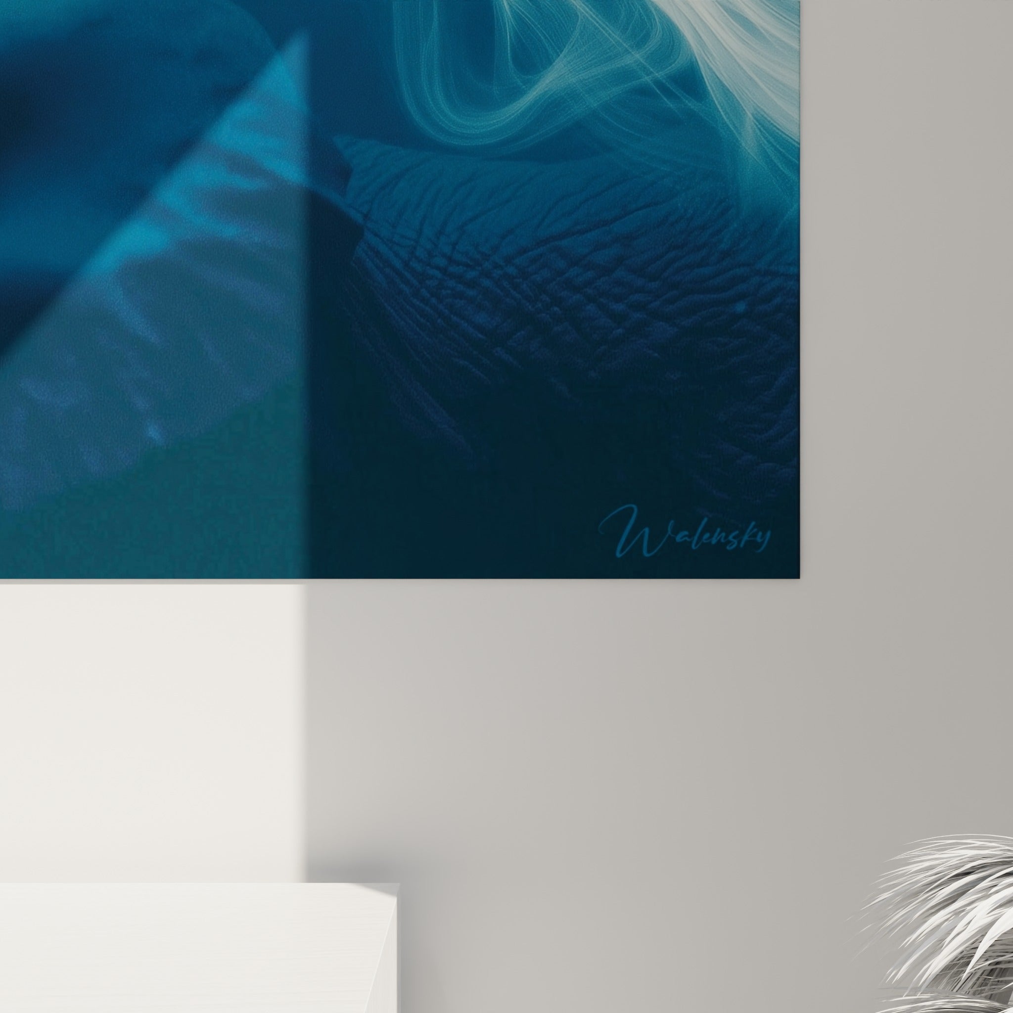 Détail des volutes blanches et du grain bleu marine capturant la matière de l'impression de l'œuvre