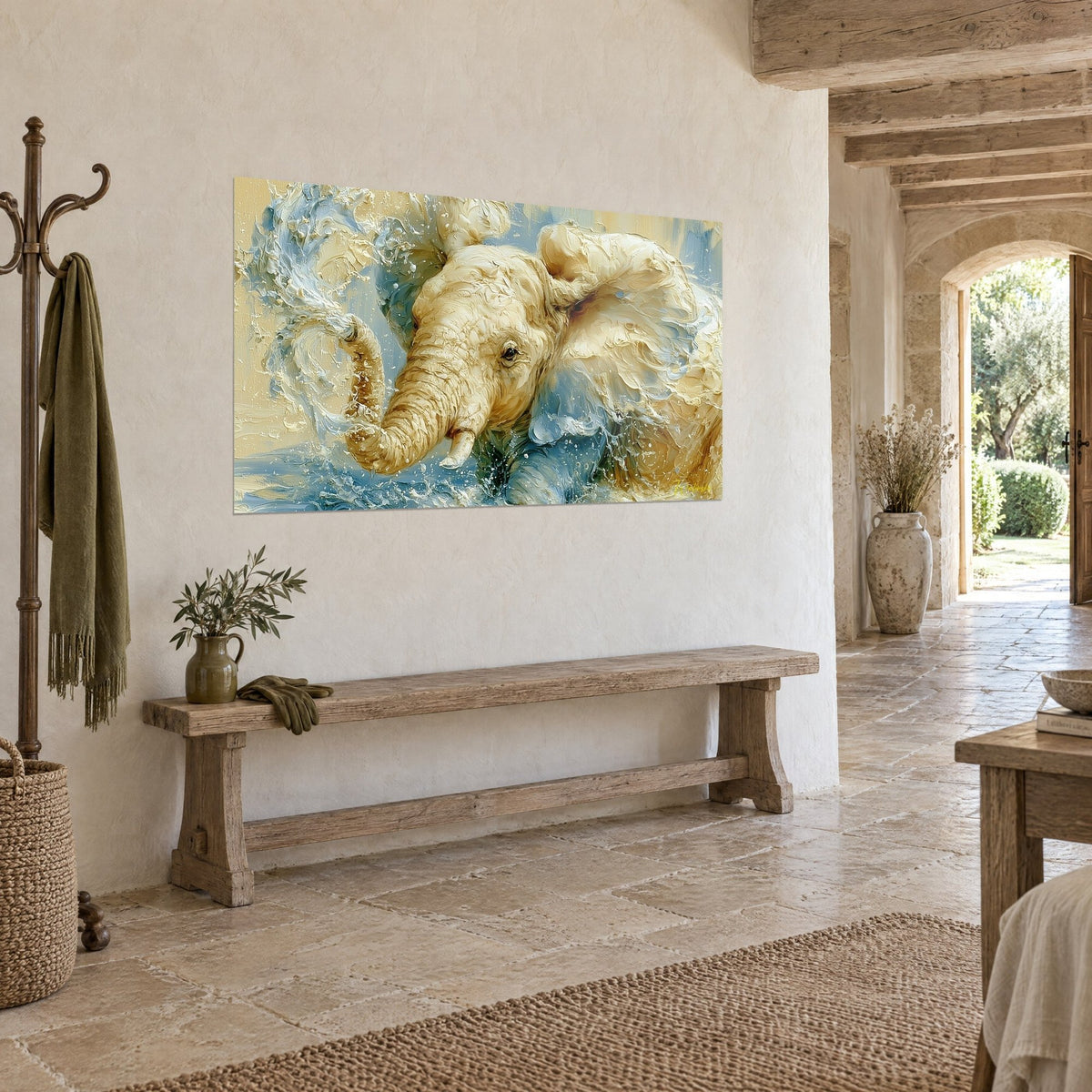 Cuadro elefante marfil en plena alegría acuática, oreja desplegada, azul cobalto y beige dorado, sobre un muro de piedra en tres cuartos