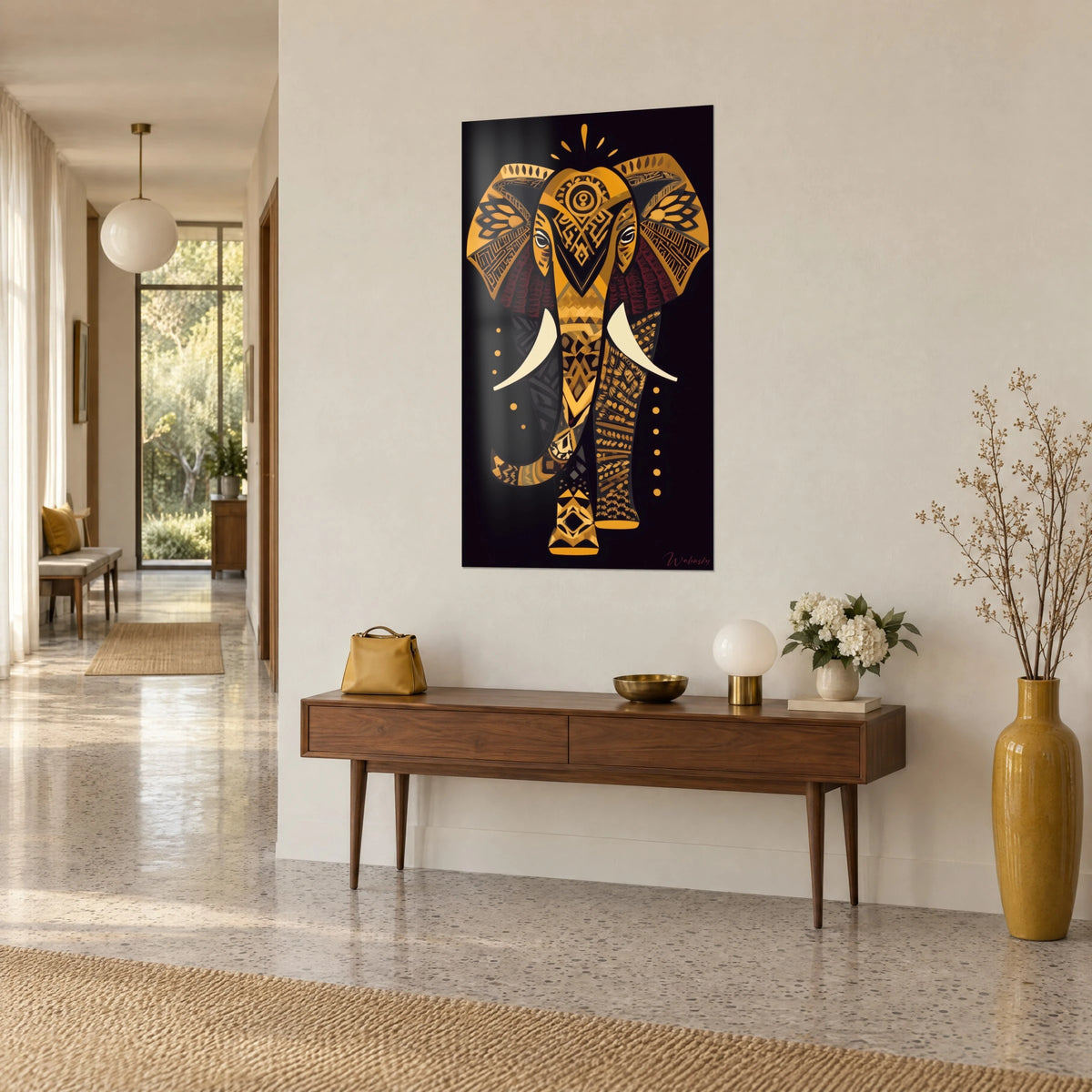 Schilderij van een geometrische pachyderm met gouden oren en versierde slurf, diepzwarte achtergrond, opgehangen boven een houten console