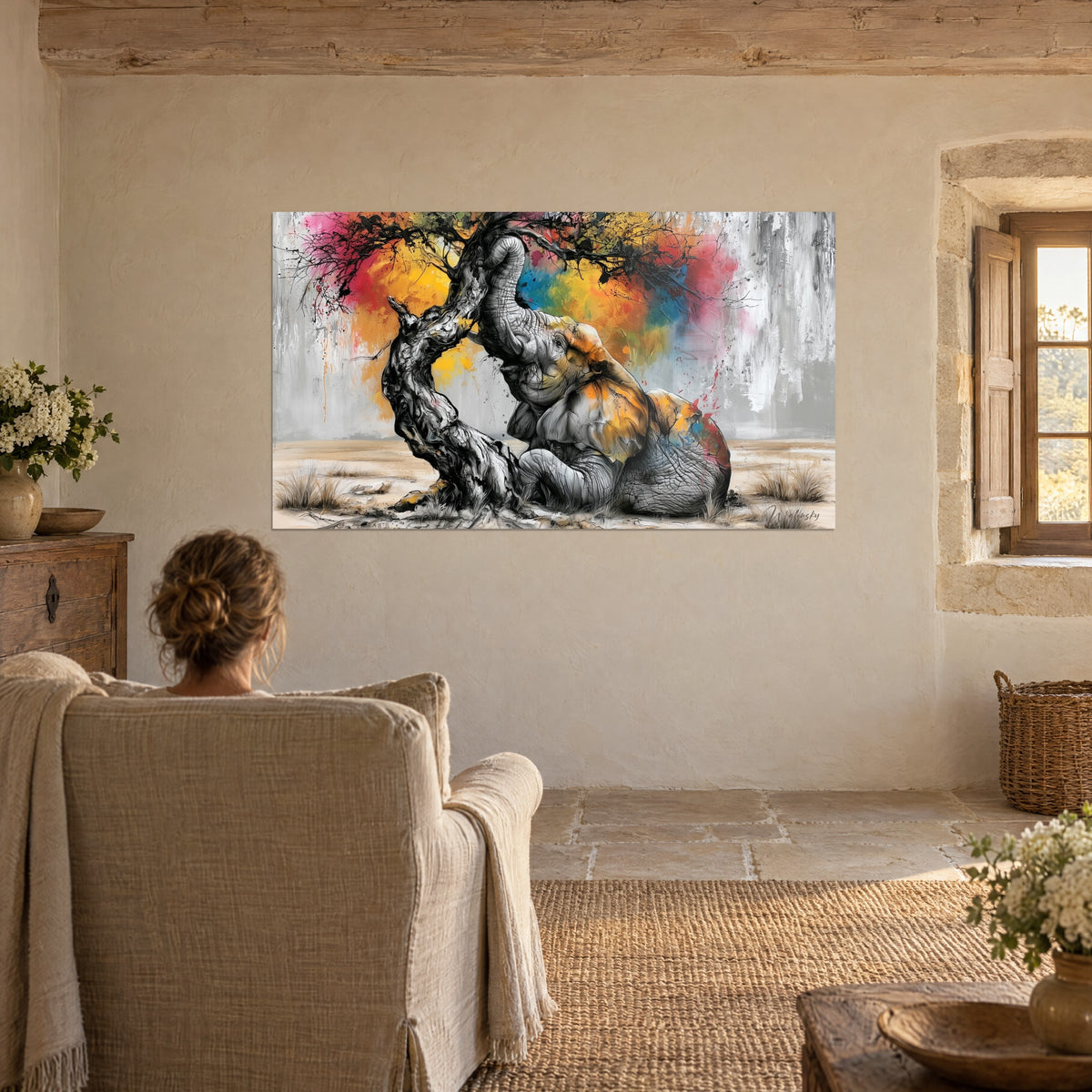 Quadro cucciolo di elefante stretto a un tronco scultoreo, grigio argento e giallo vivo, di fronte a una poltrona beige vicino a una finestra