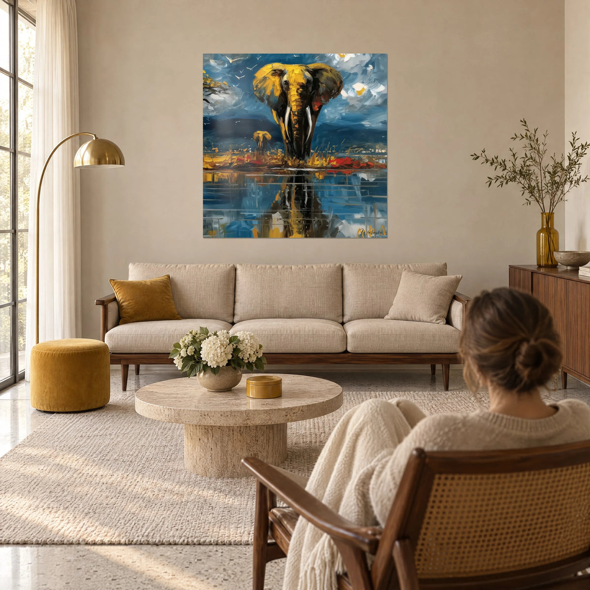 Tableau éléphant d'Afrique jaune moutarde et noir, ciel bleu nuit tourmenté, reflet dans l'eau, au-dessus d'un canapé dans un salon lumineux