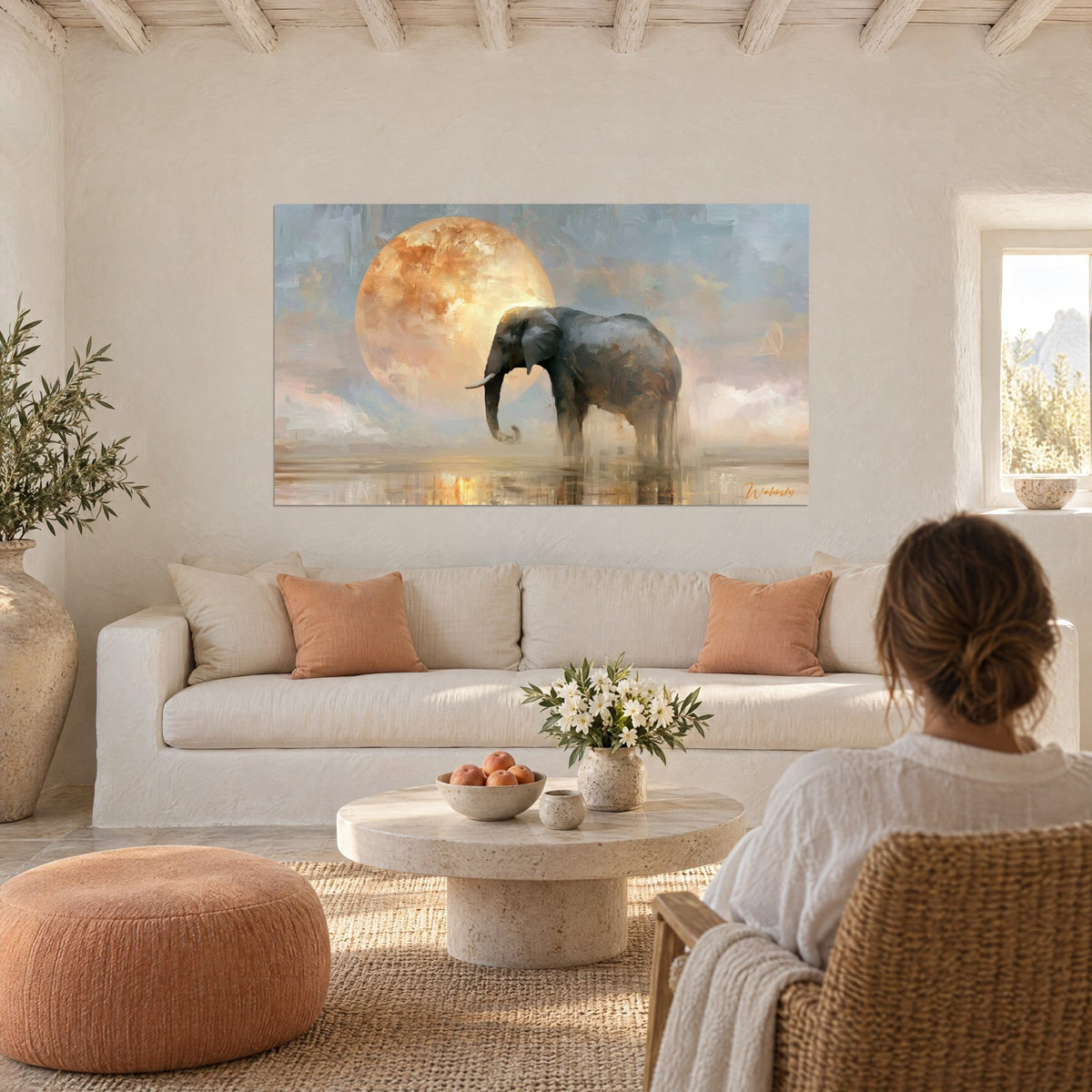 Cuadro elefante gris bajo una luna ocre, reflejo dorado en el agua, encima de un sofá en un salón luminoso