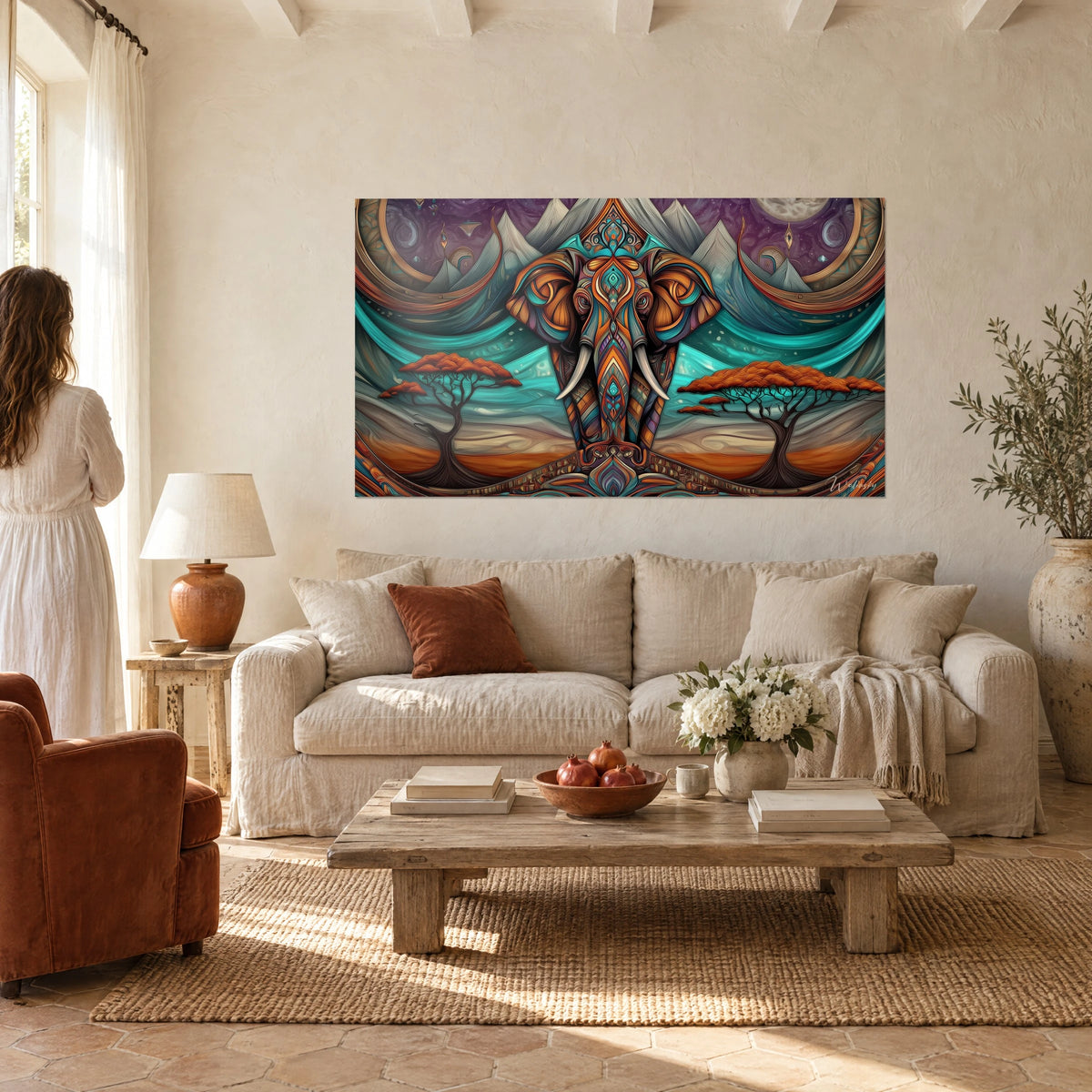 Cuadro elefante ornamental con colmillos de marfil, sabana turquesa y naranja, encima de un sofá en un salón luminoso