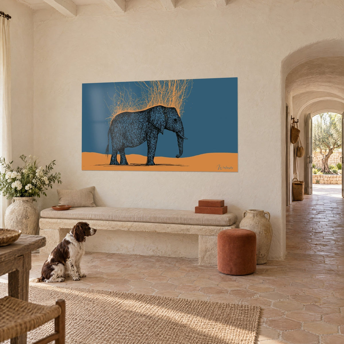 Cuadro elefante africano de perfil, colmillos de marfil, fondo azul noche y arena anaranjada, un spaniel sentado frente a un banco de piedra