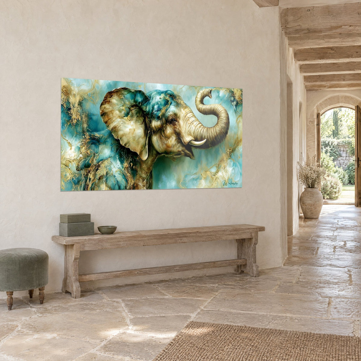 Quadro di pachiderma turchese venato d'oro, zanna d'avorio e orecchio a ventaglio, vista di tre quarti in un corridoio di pietra chiara